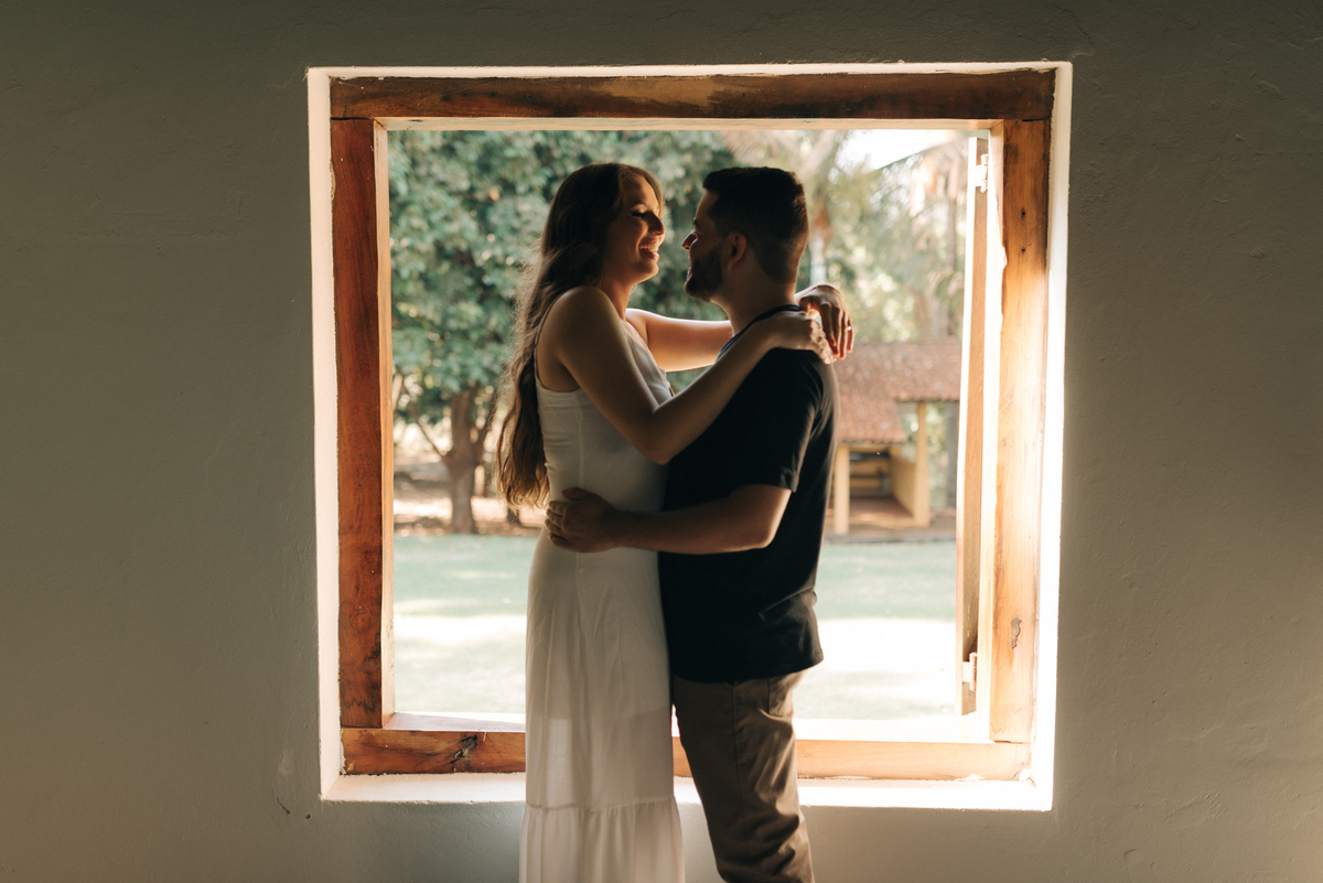 Noivos abraçados se olhando