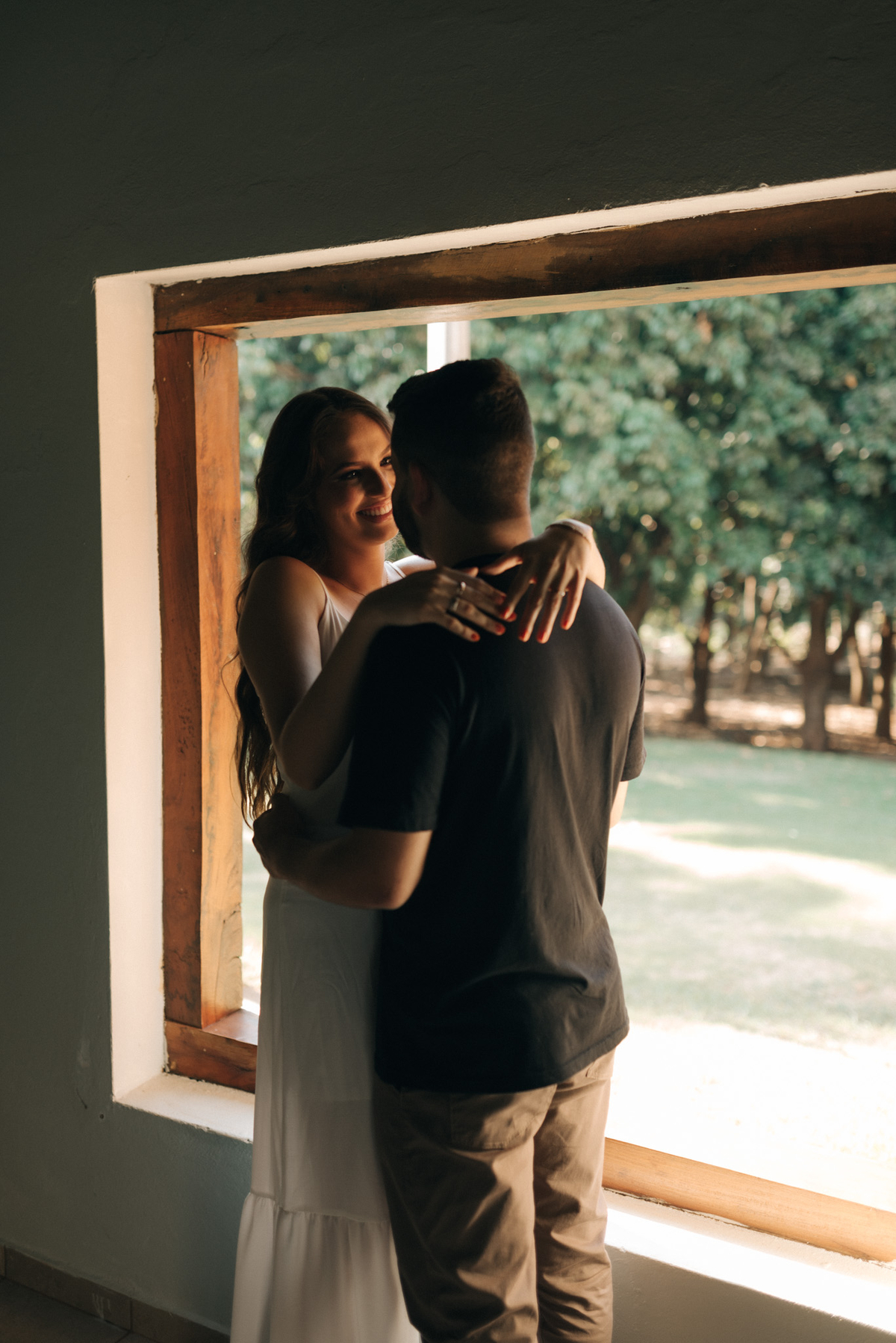 Noivos abraçados se olhando