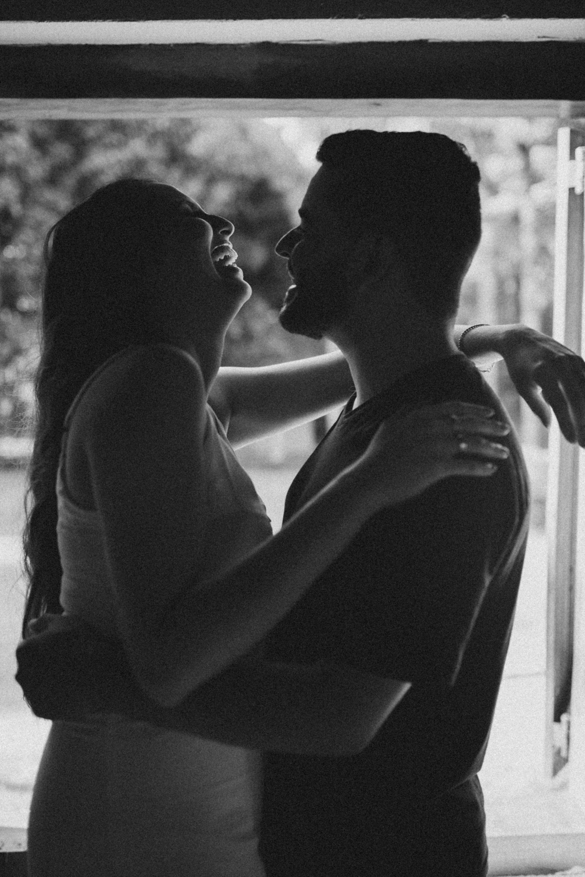 Noivos abraçados sorrindo