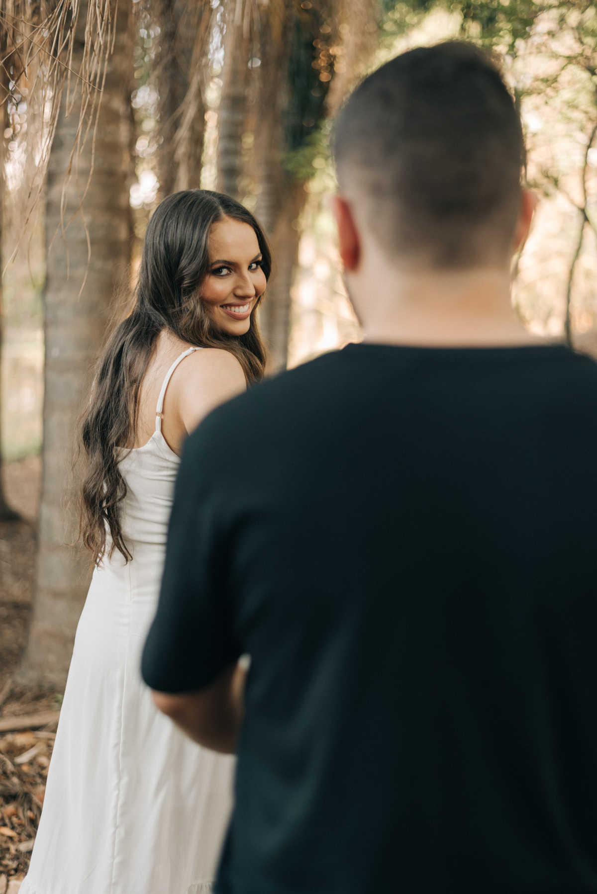 noivos de mãos dadas 