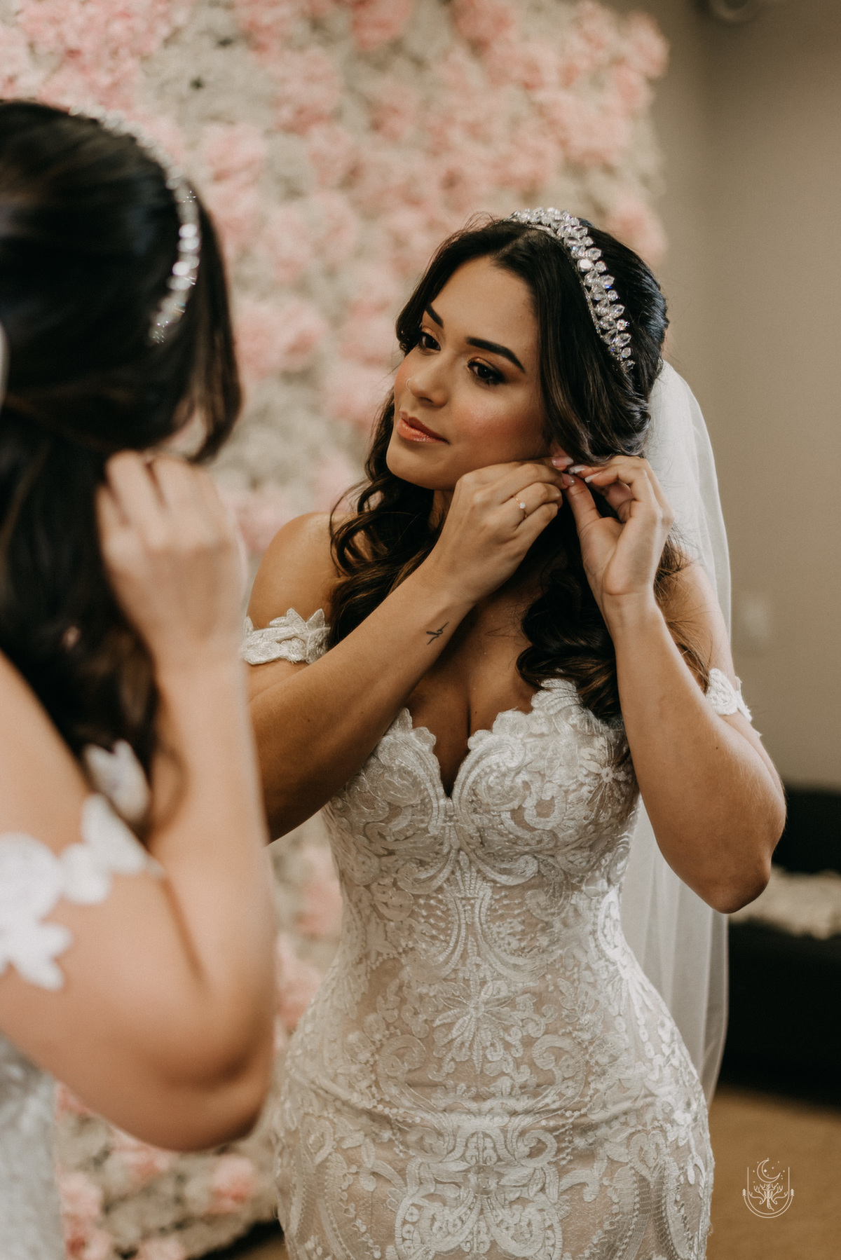 noiva colocando brinco