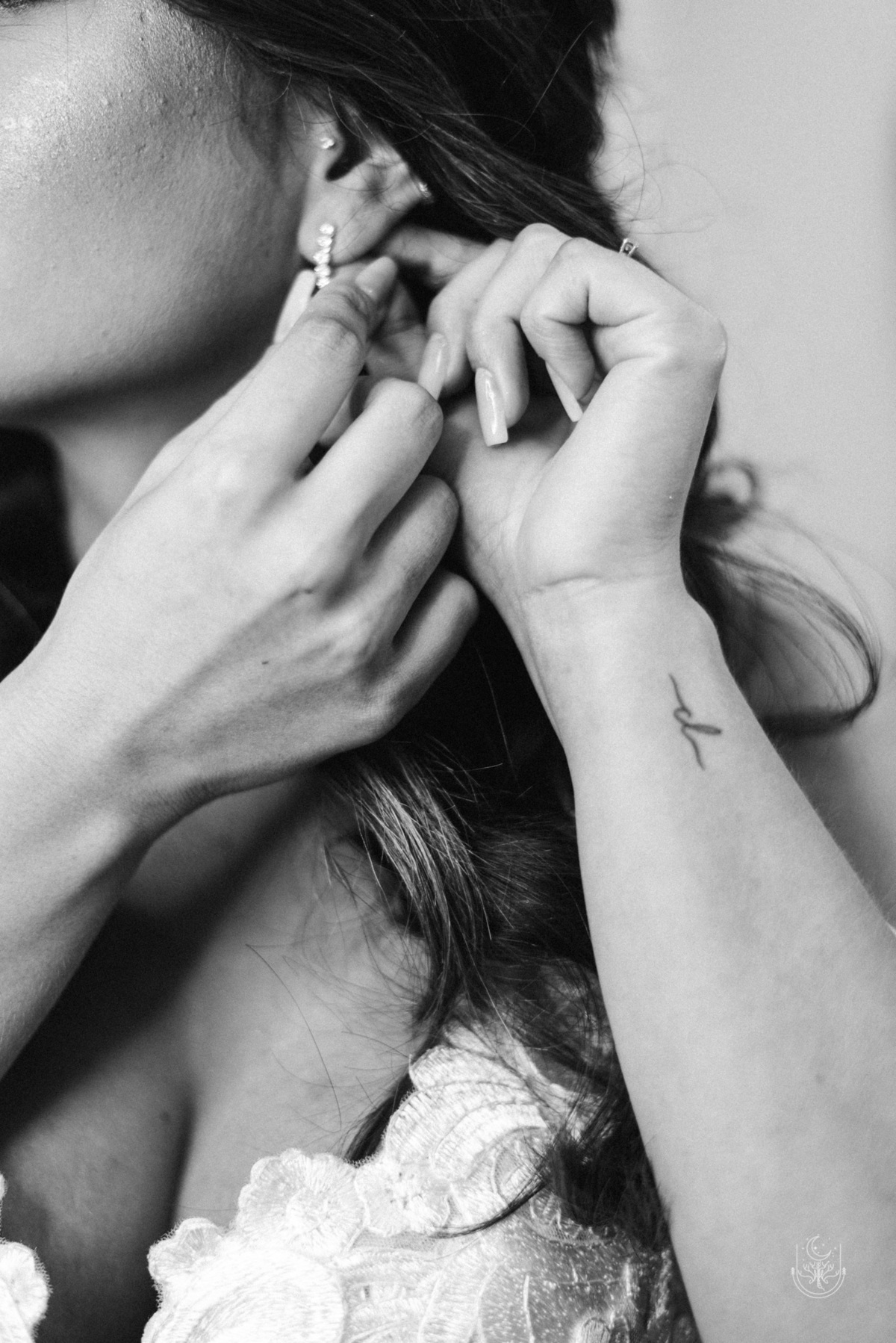 noiva colocando brinco