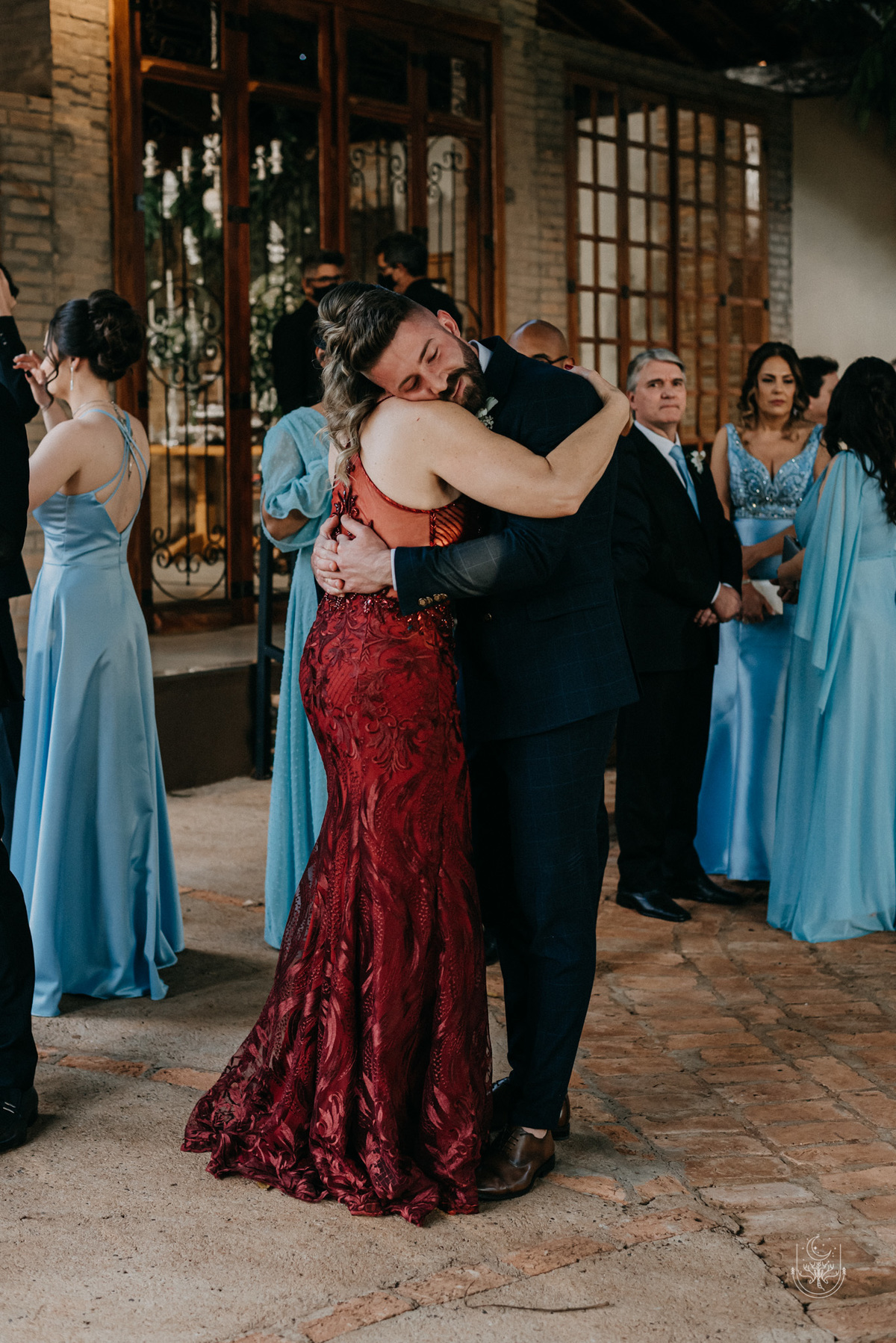 noivo abraçando a mãe