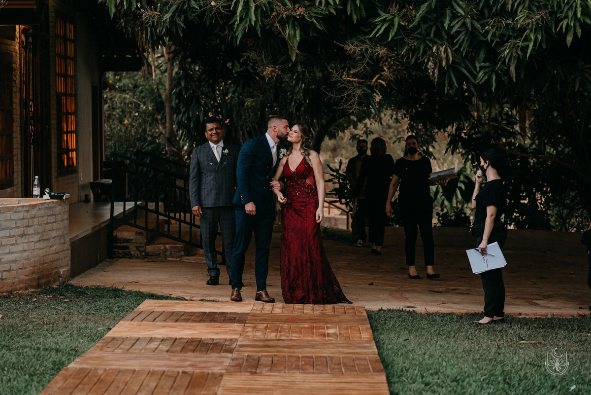 noivo beijando a mae