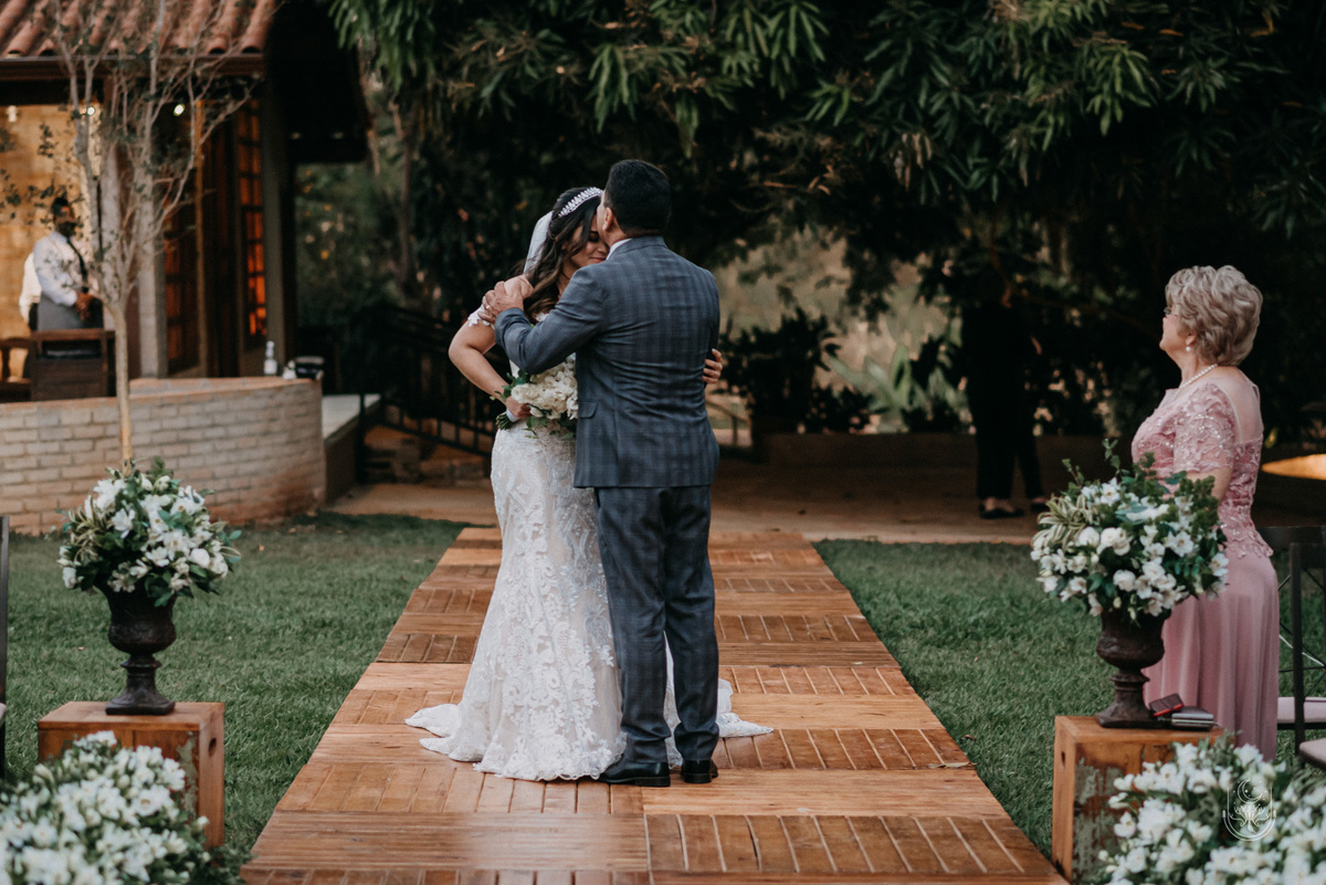 pai beijando a noiva