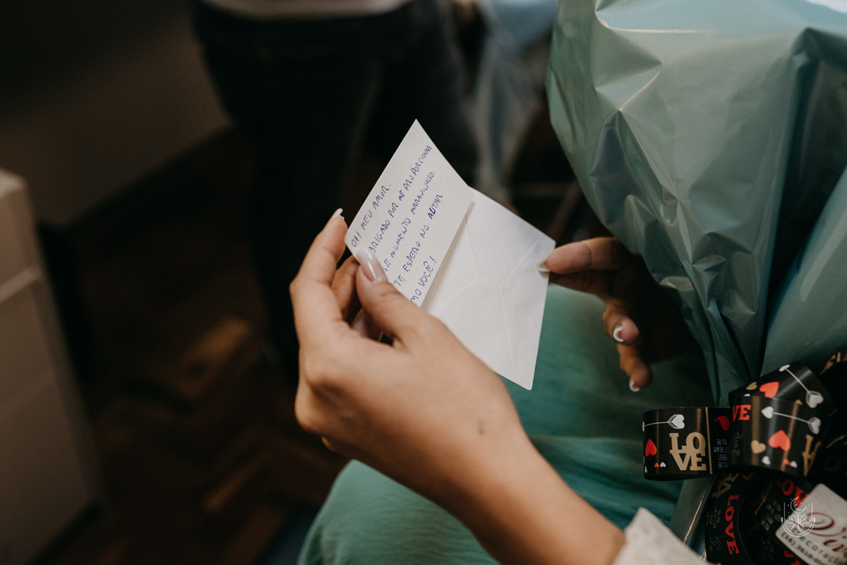 noiva lendo bilhete