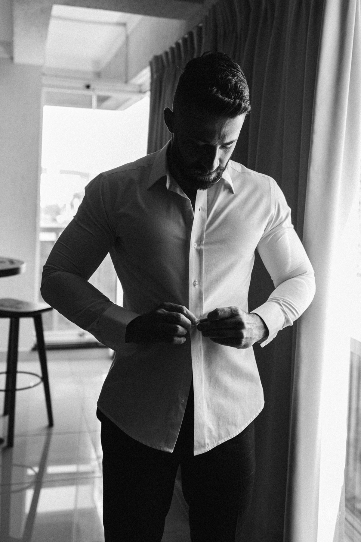 noivo colocando terno