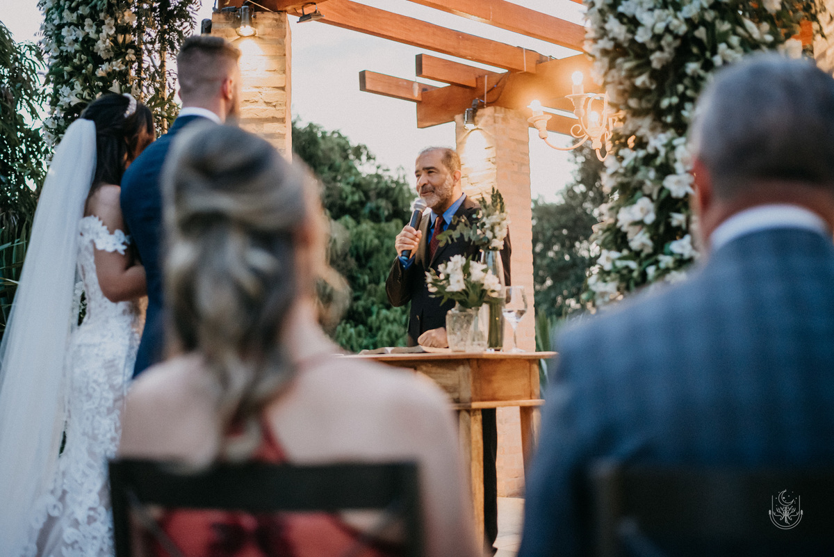 pastor celebrando casamento 