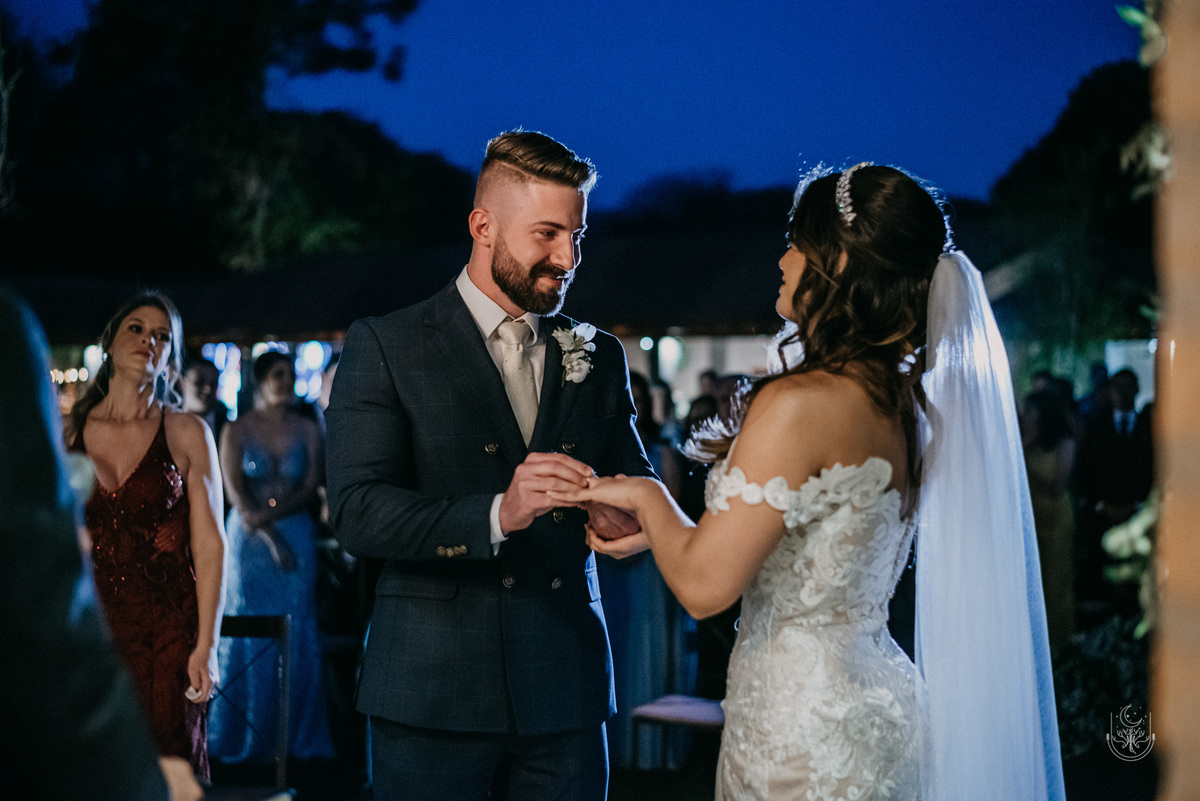 noivo colocando aliança na noiva