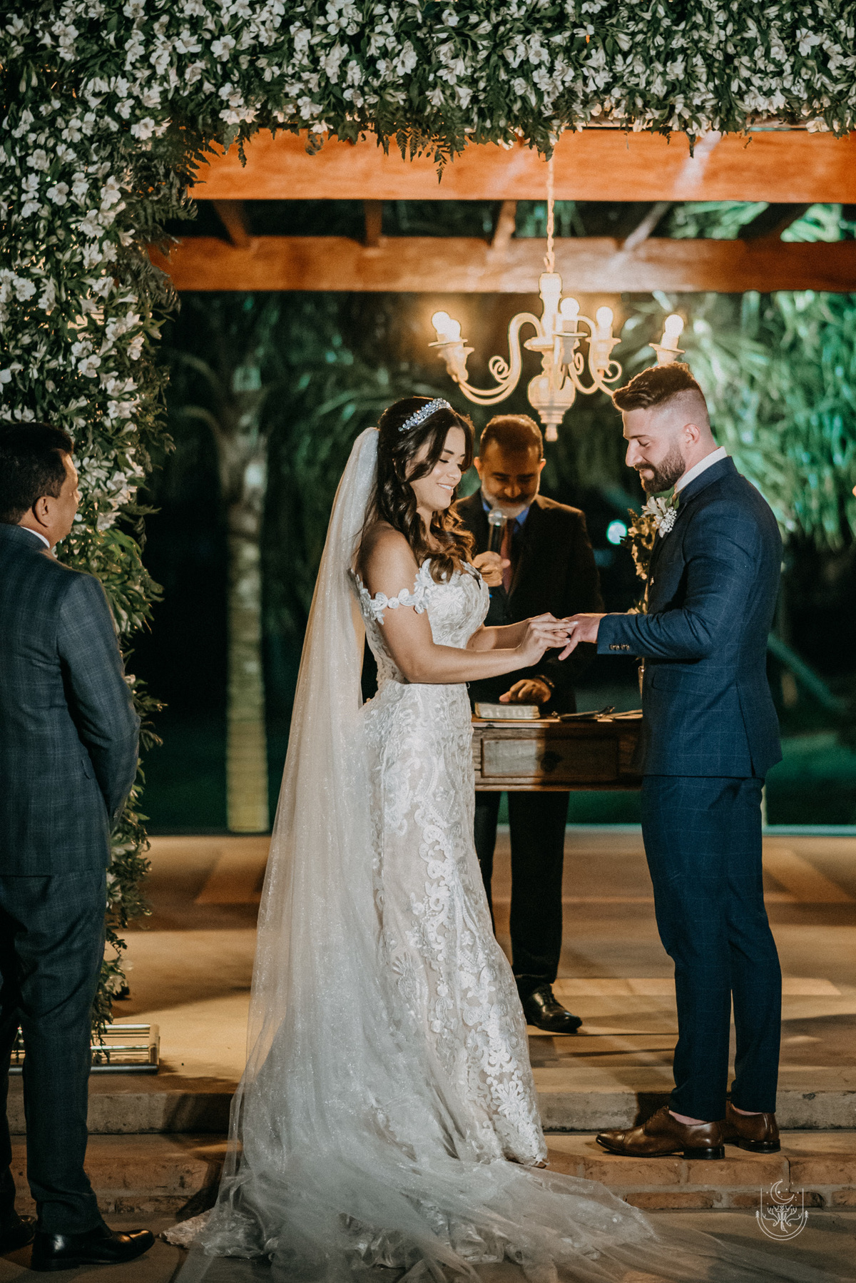 noiva colocando aliança na noivo