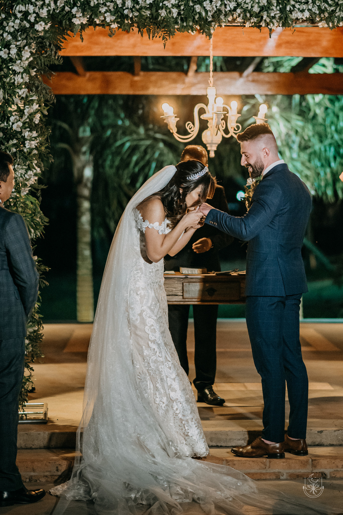 noiva beijando a mão da noivo