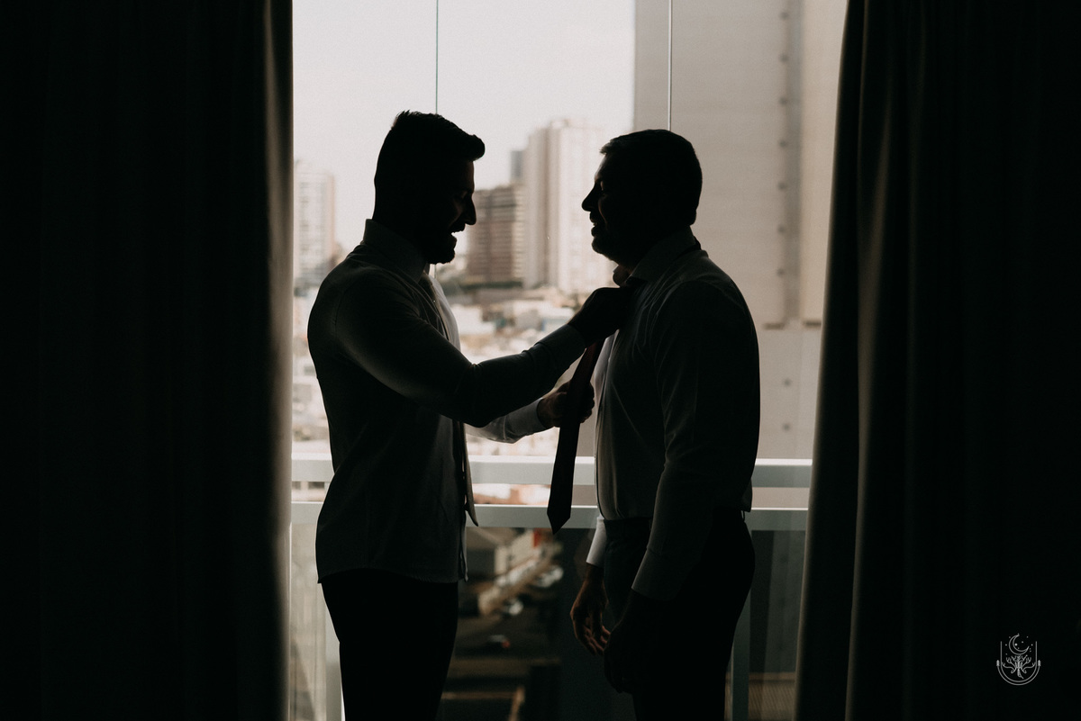 noivo colocando terno