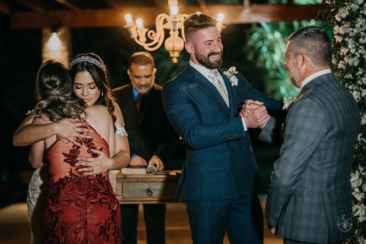 noivos cumprimentando os pais 