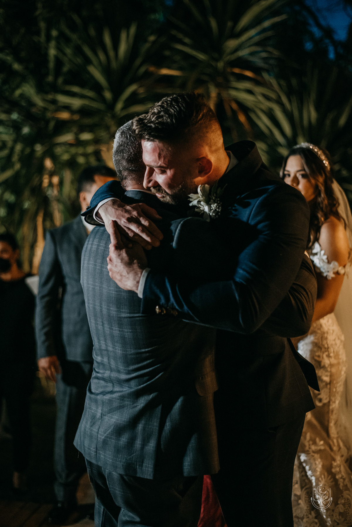 noivos cumprimentando os pais 