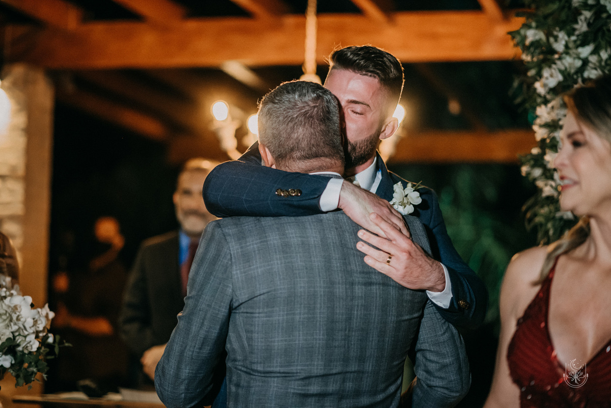 noivos cumprimentando os pais 