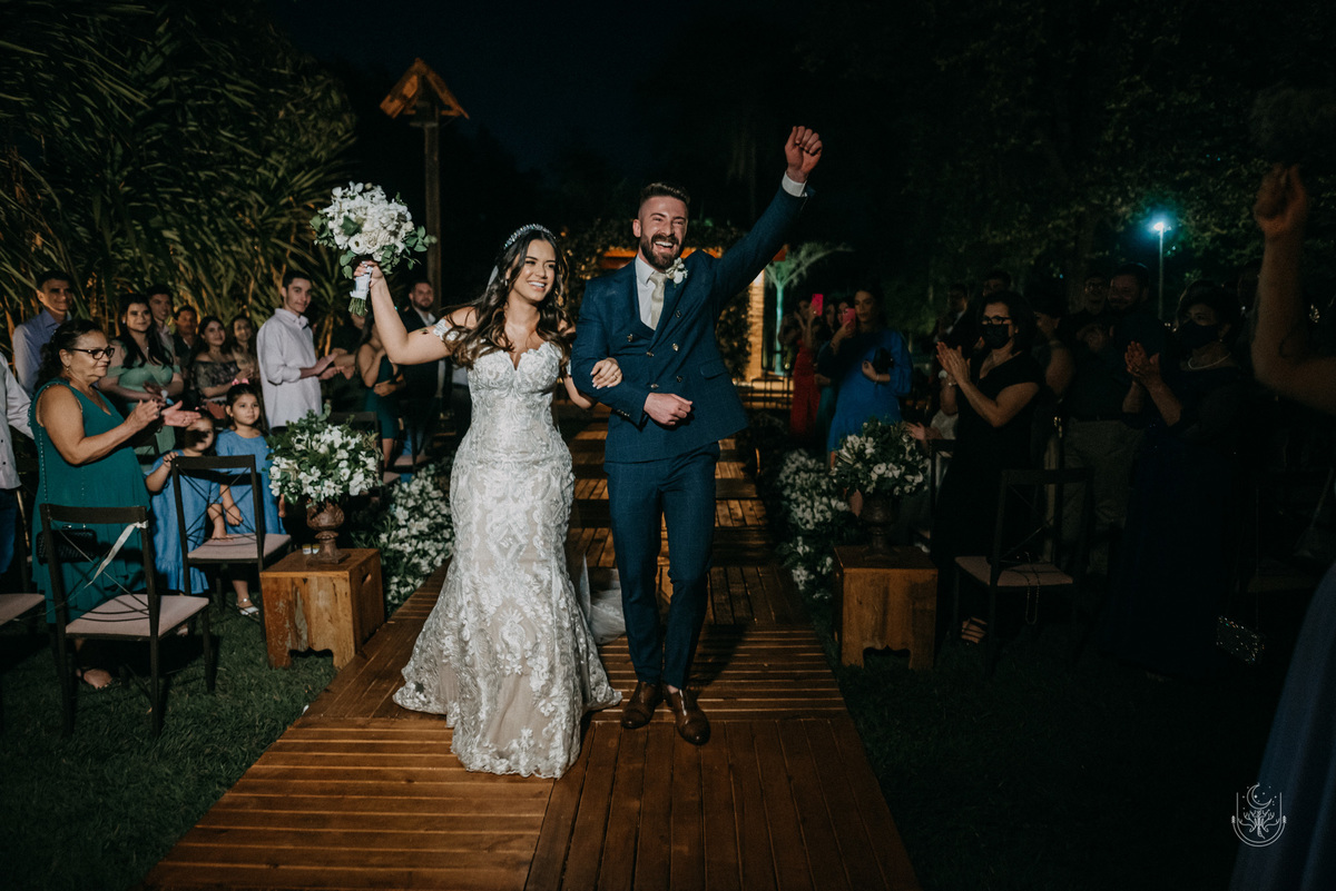 noivos saindo comemorando 