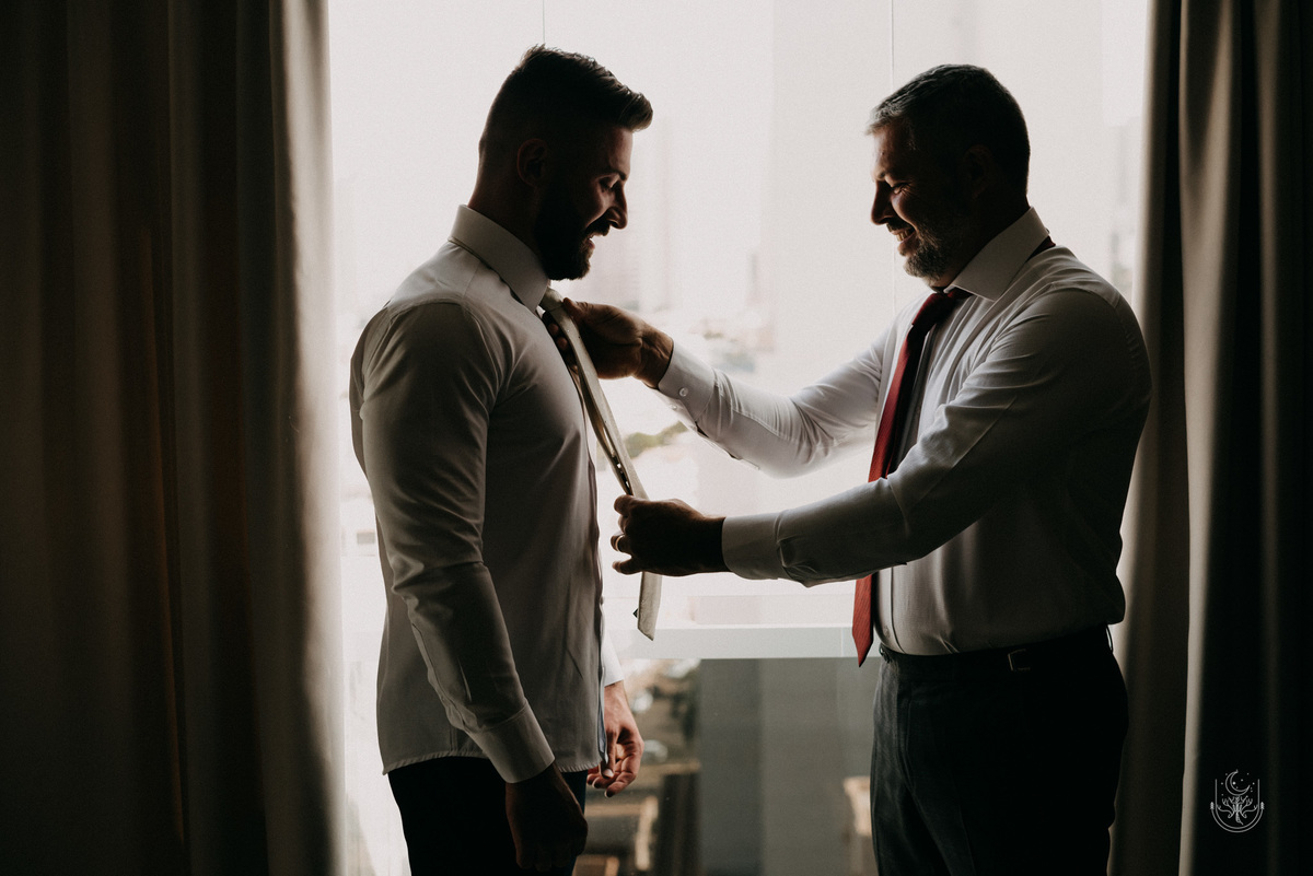 noivo colocando terno