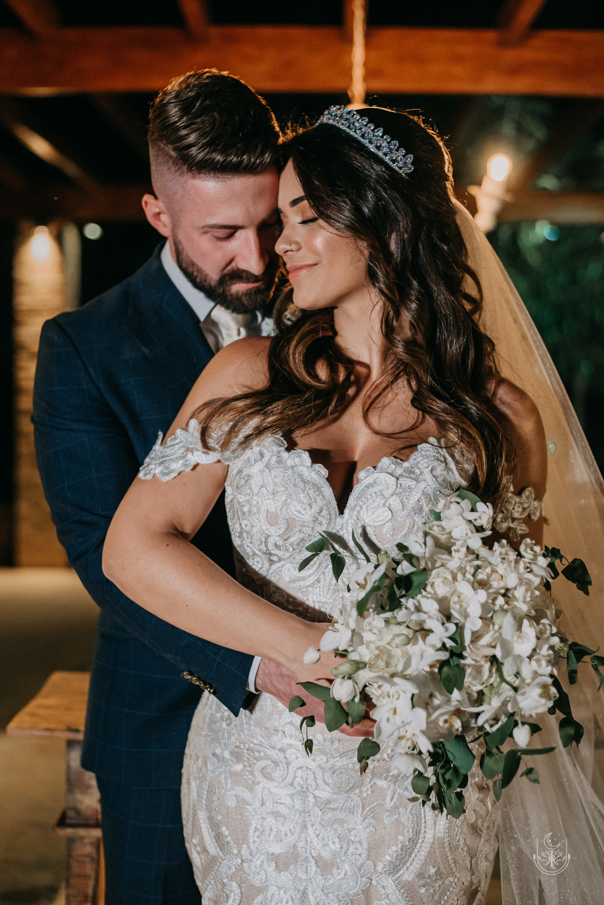 noivos se abraçando 