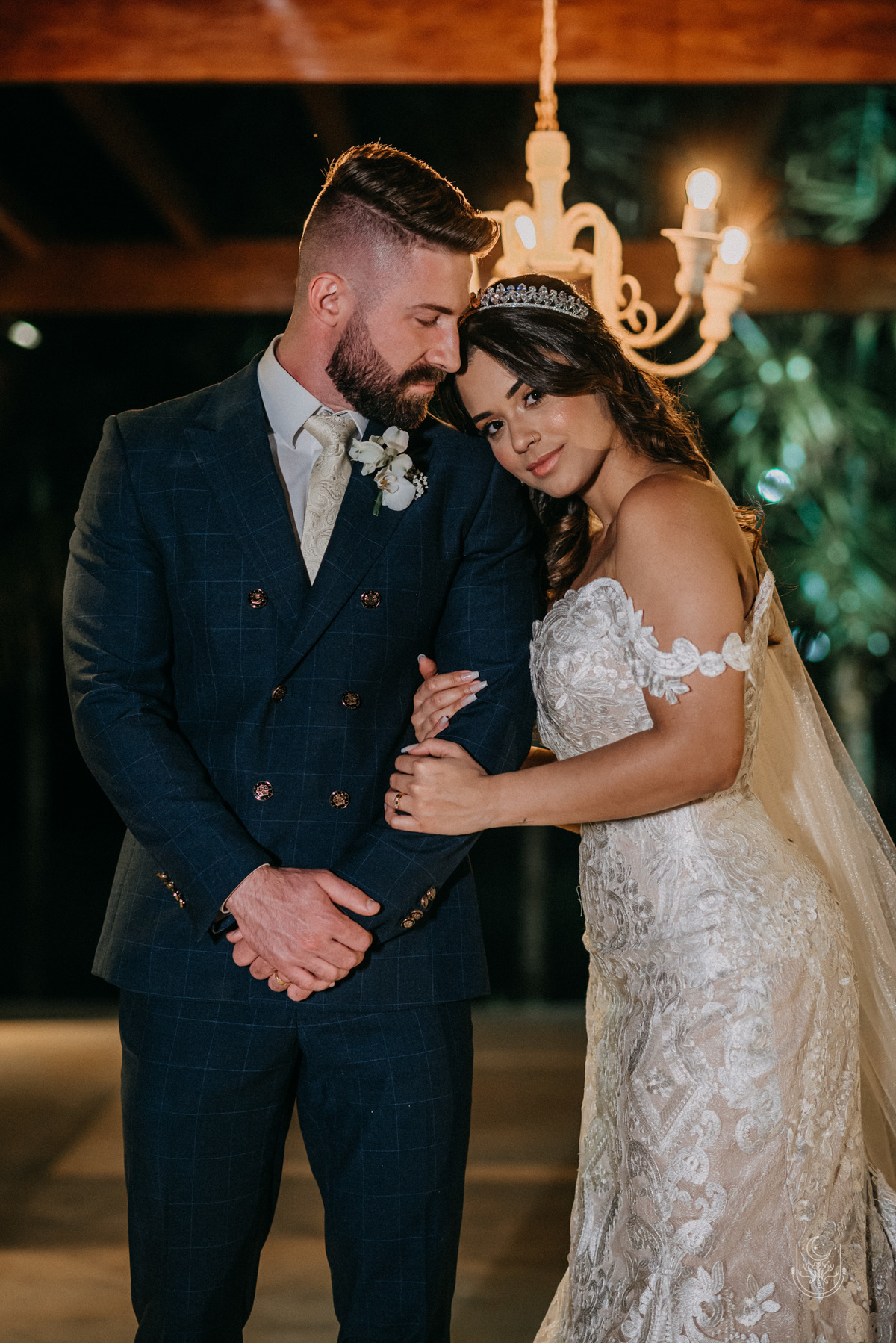 noivos se abraçando 