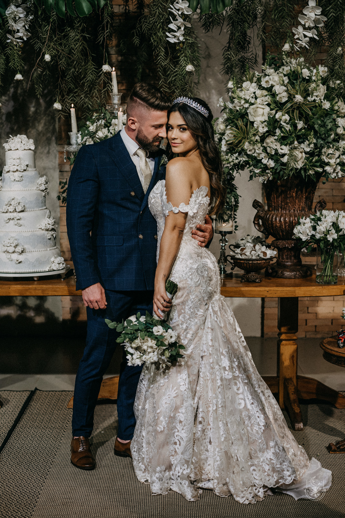 noivos na mesa do bolo