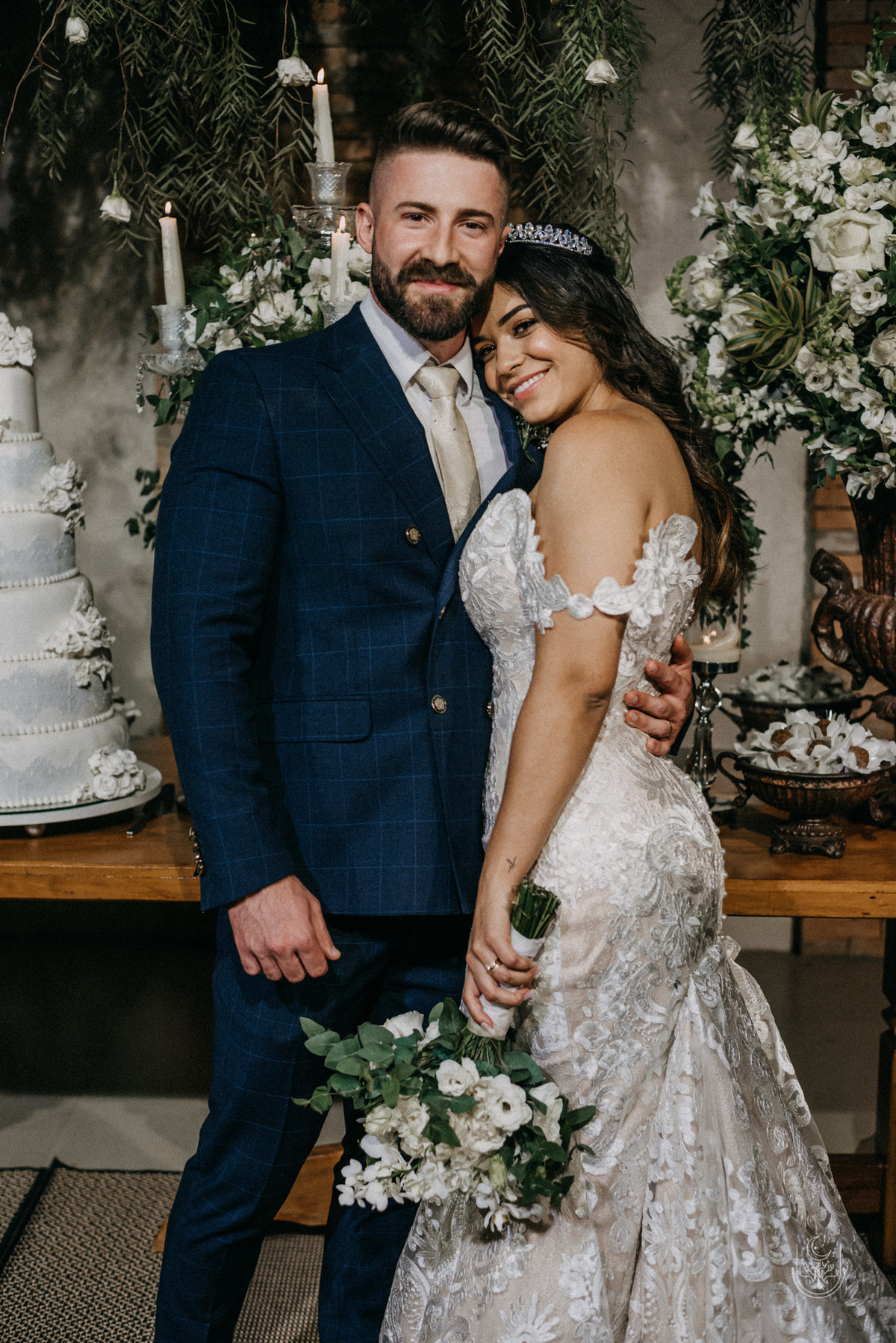 noivos na mesa do bolo