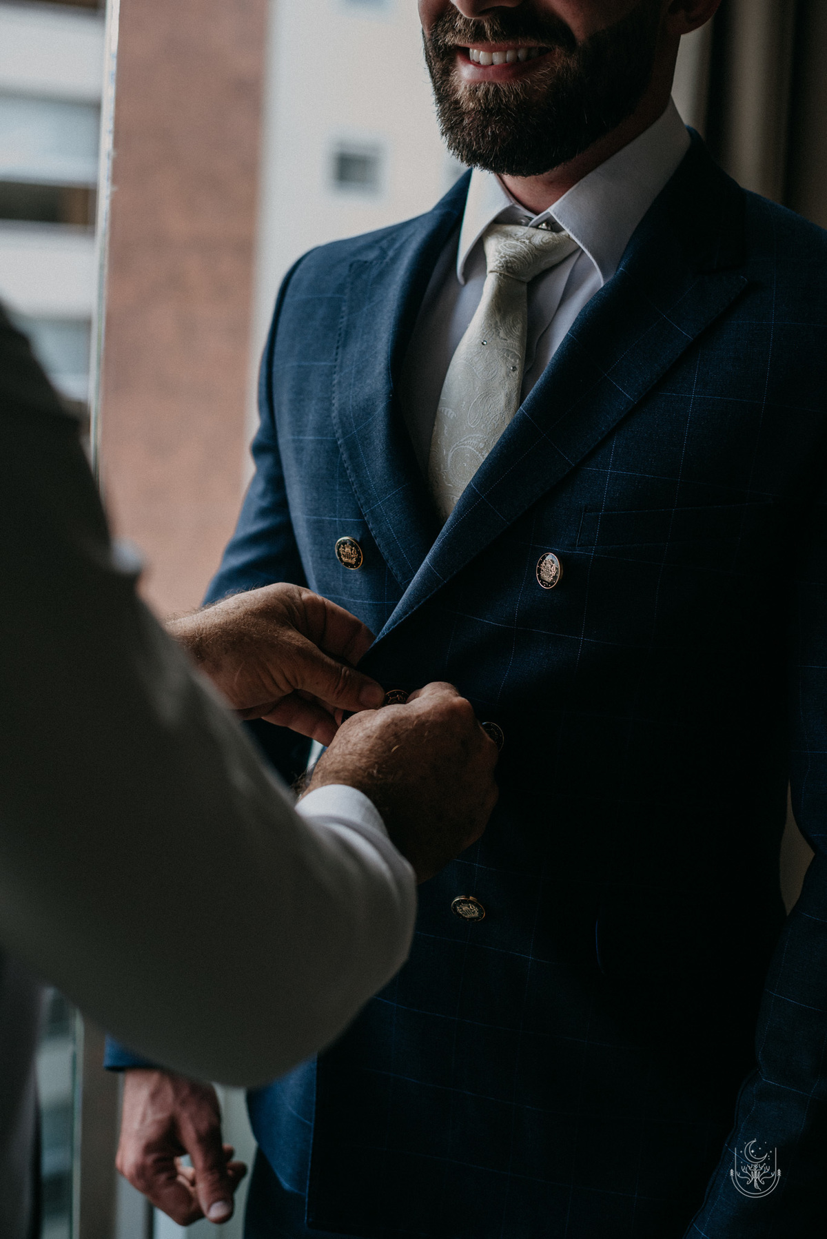 noivo colocando terno