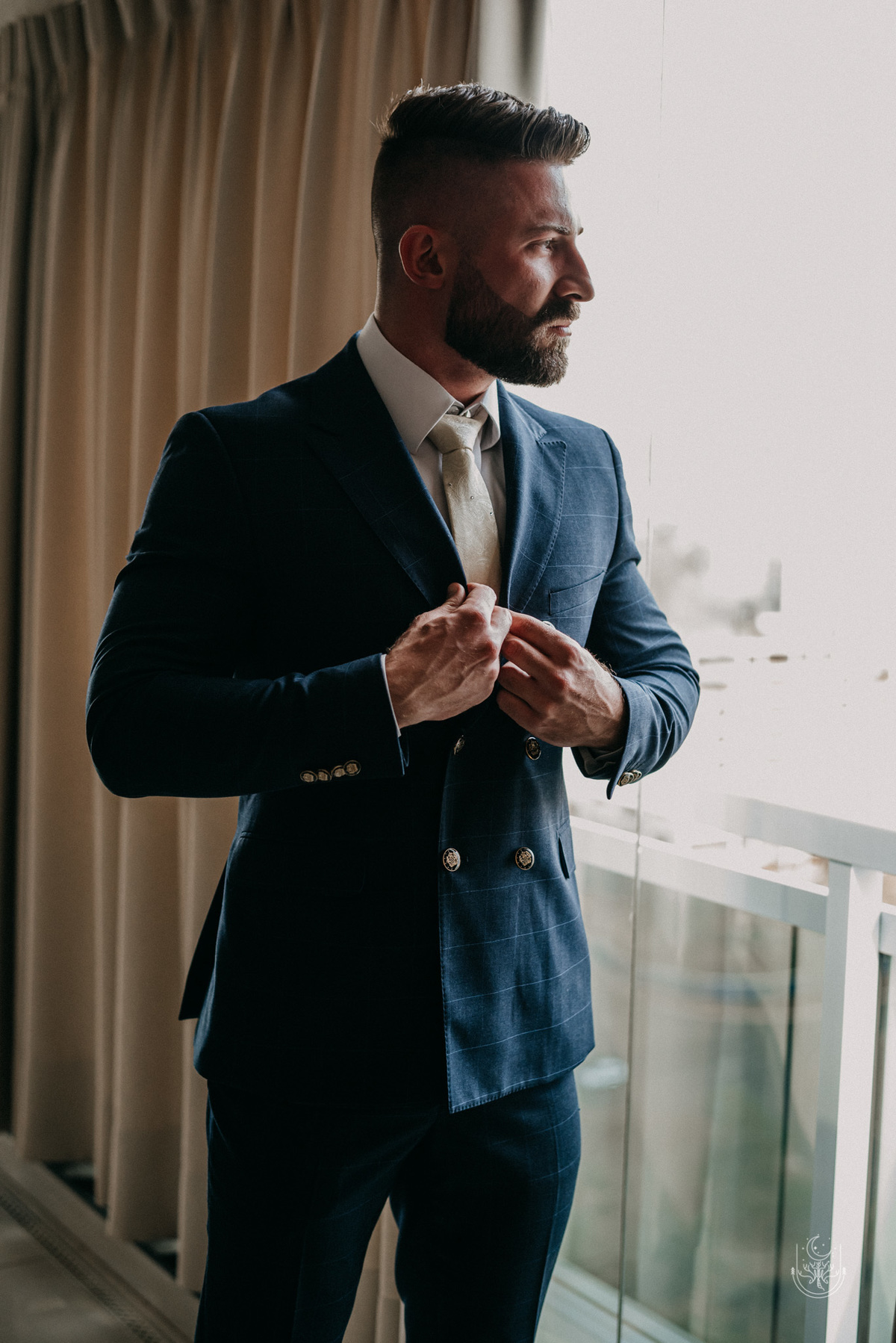 noivo colocando terno