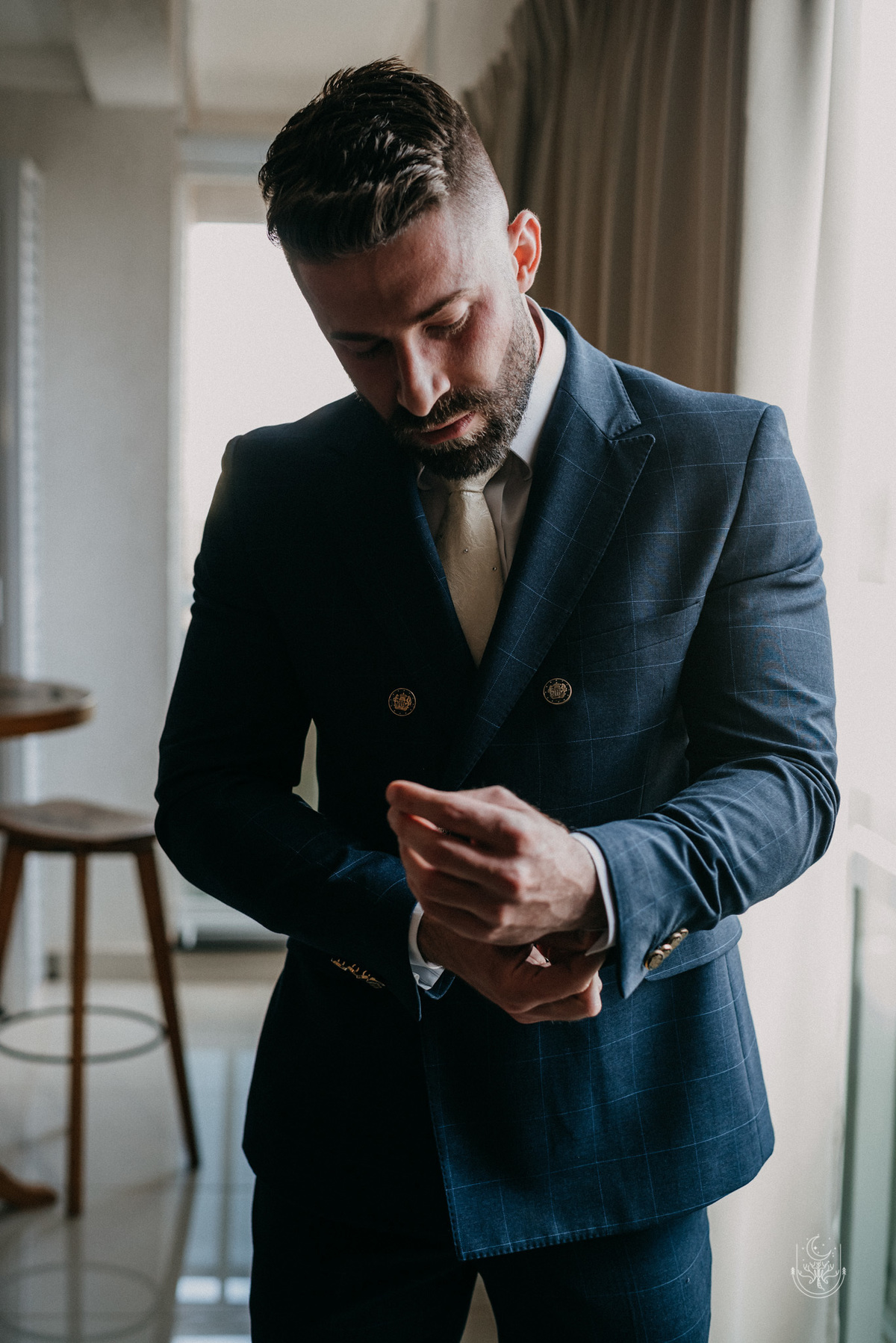 noivo colocando terno