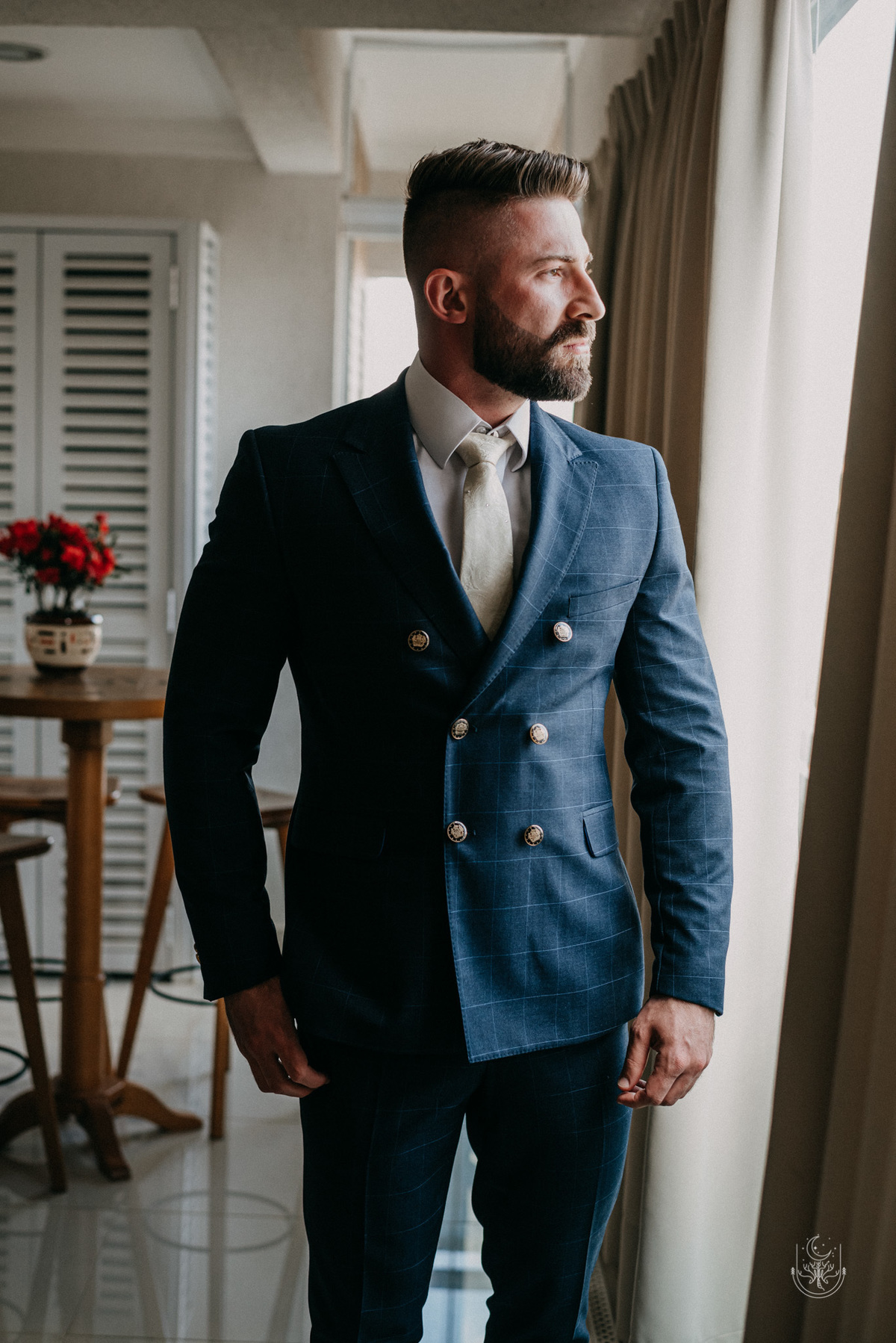 noivo colocando terno