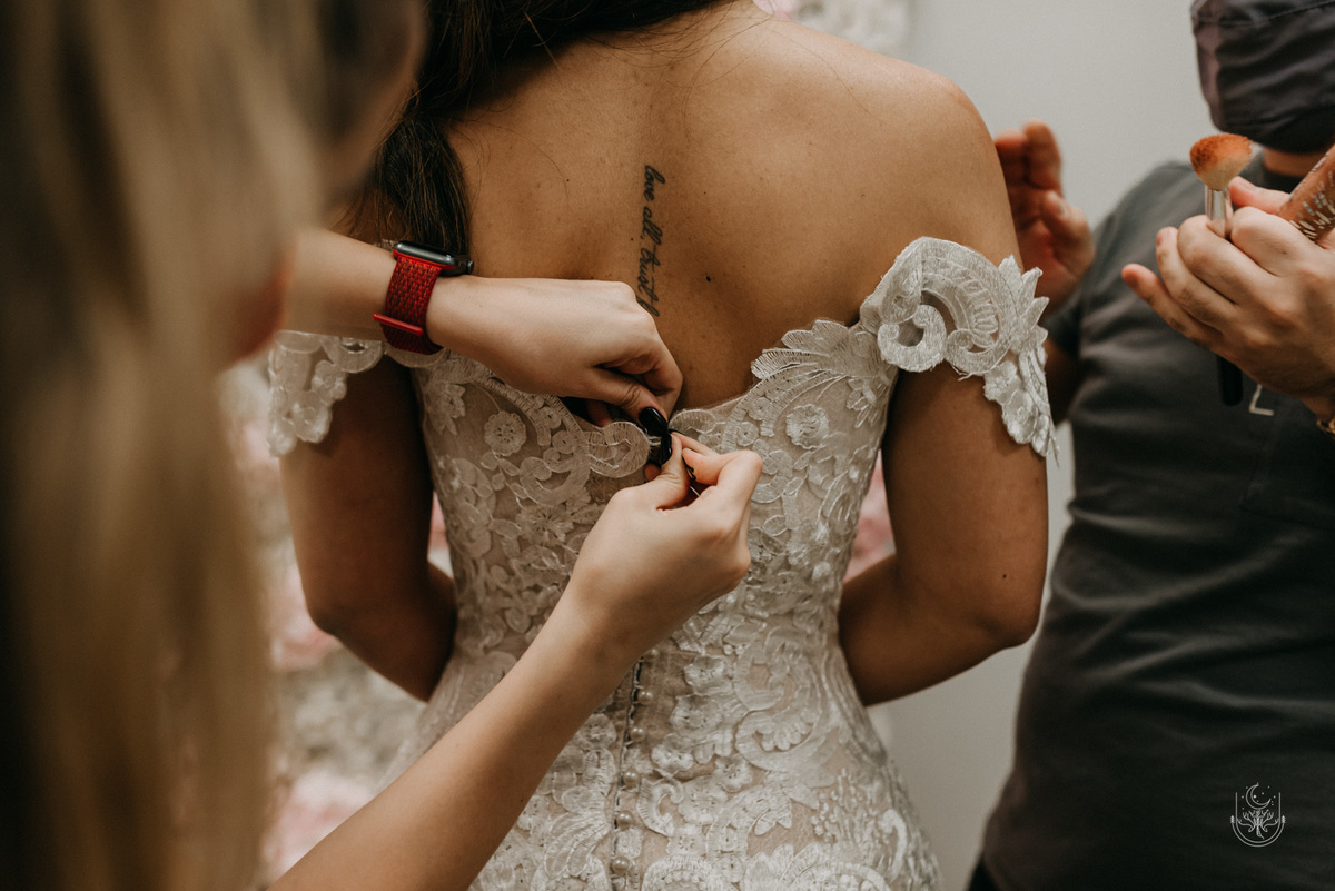 noiva colocando vestido