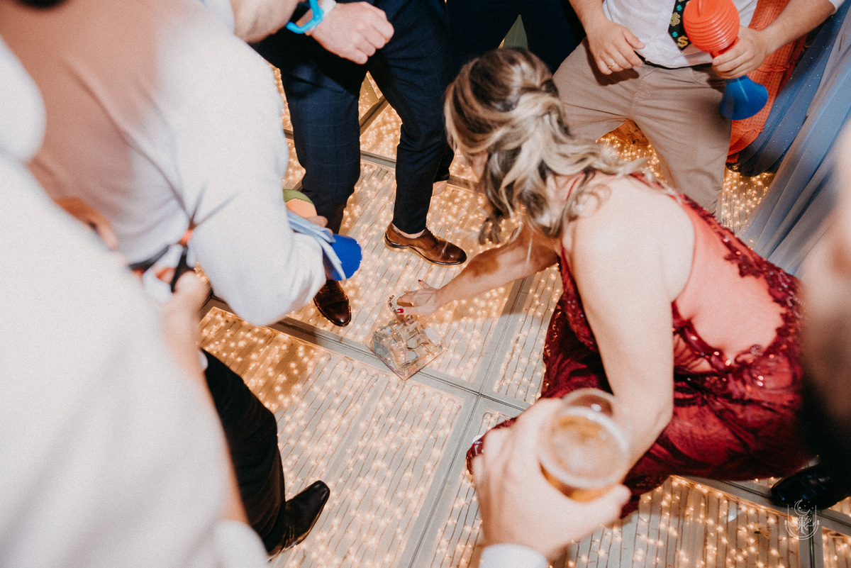 Noivo e convidados dançando