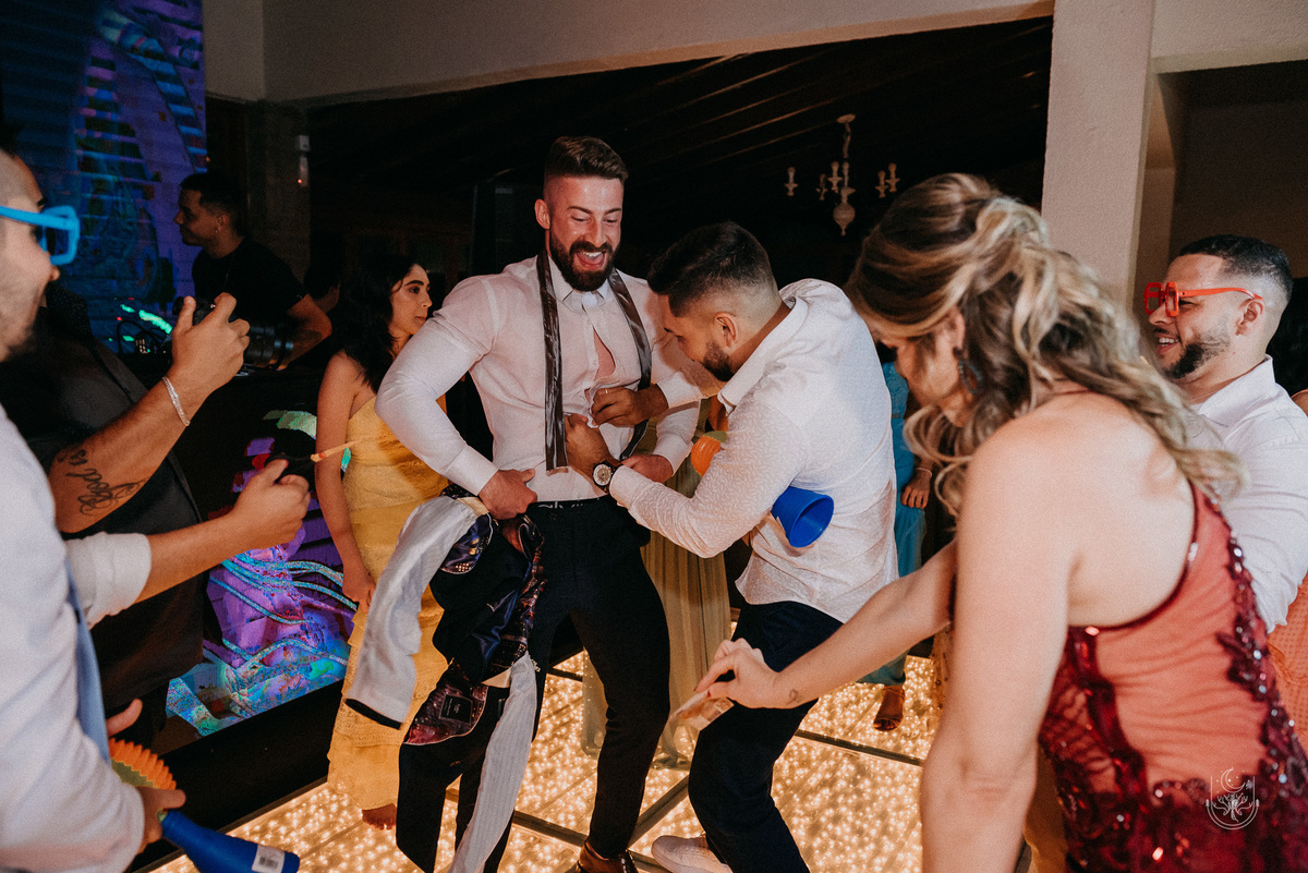Noivo e convidados dançando
