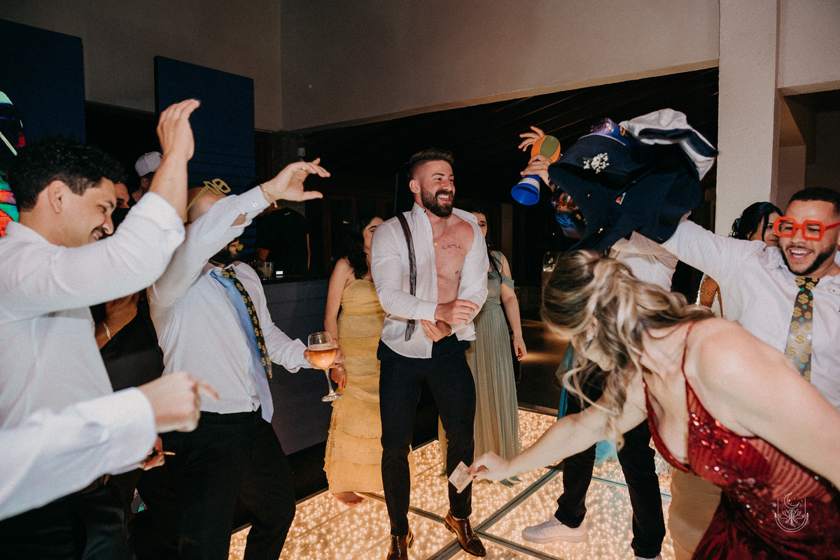 Noivo e convidados dançando