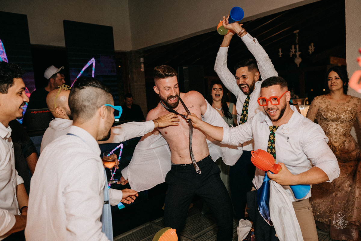 Noivo e convidados dançando