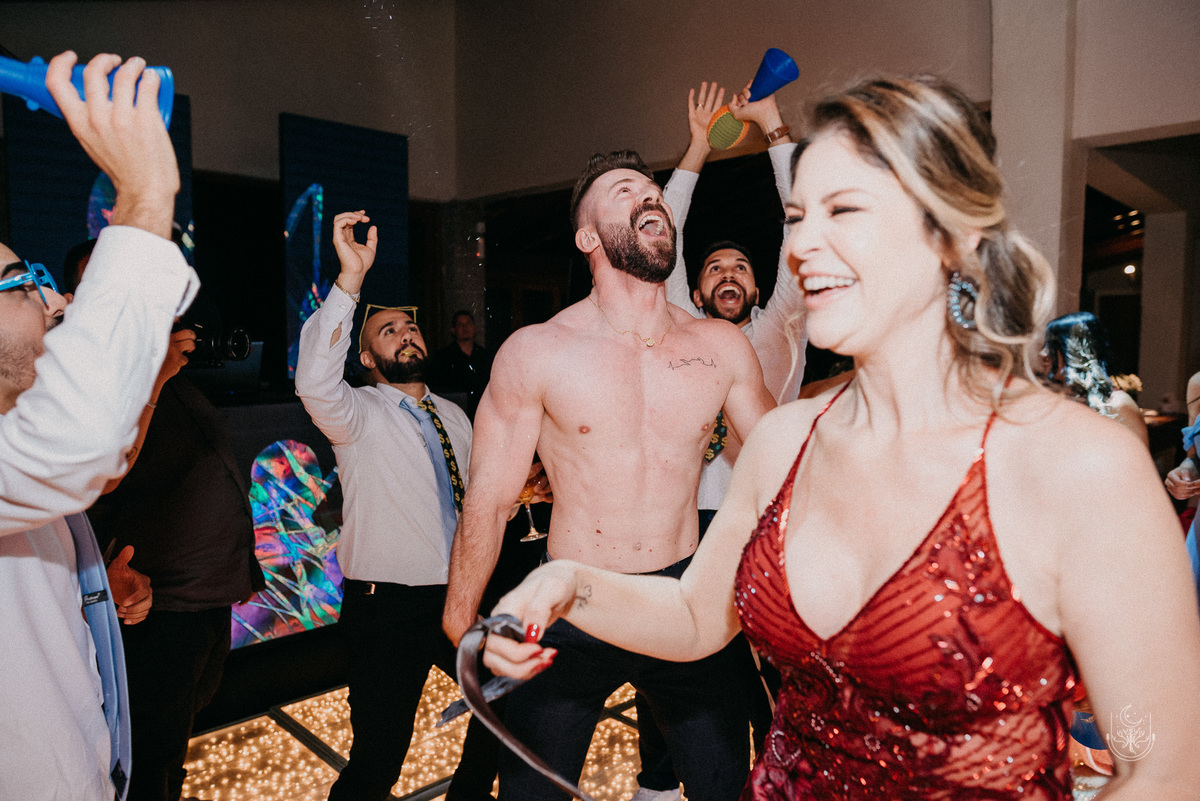 Noivo e convidados dançando