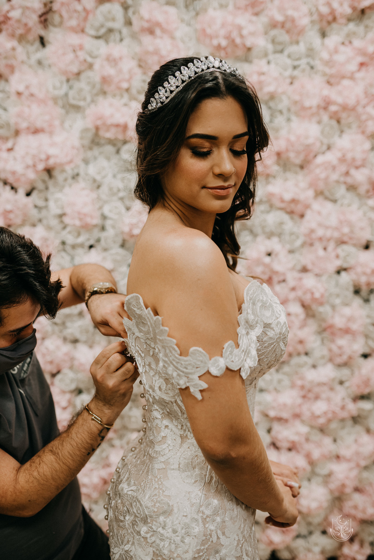 noiva colocando vestido