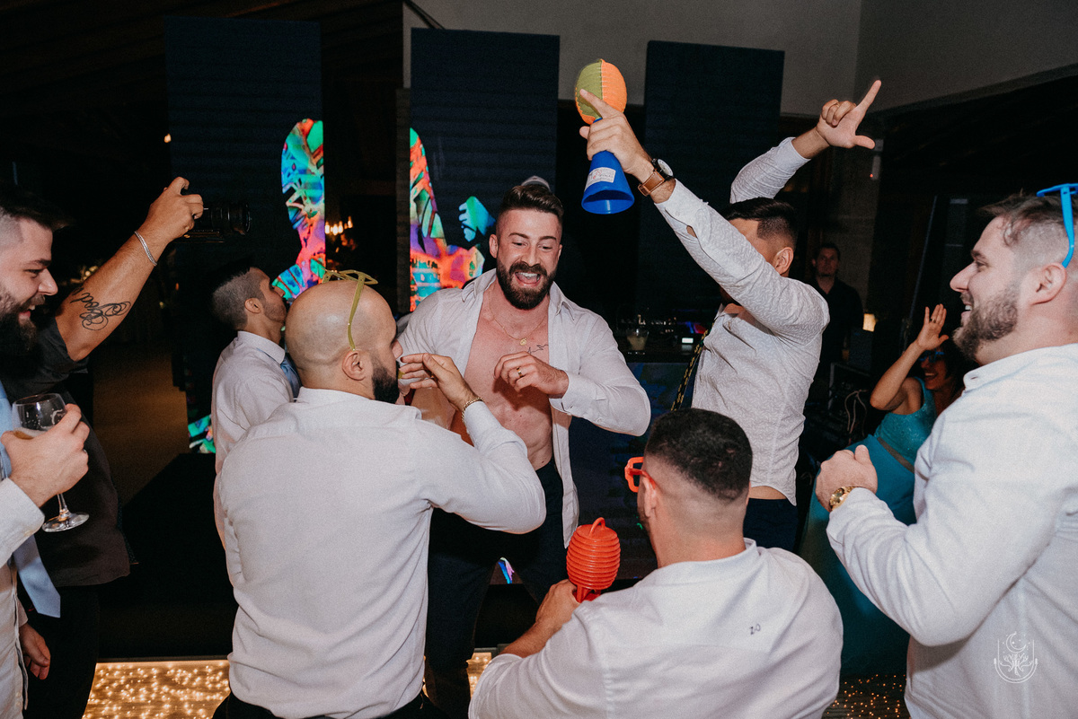 Noivo e convidados dançando