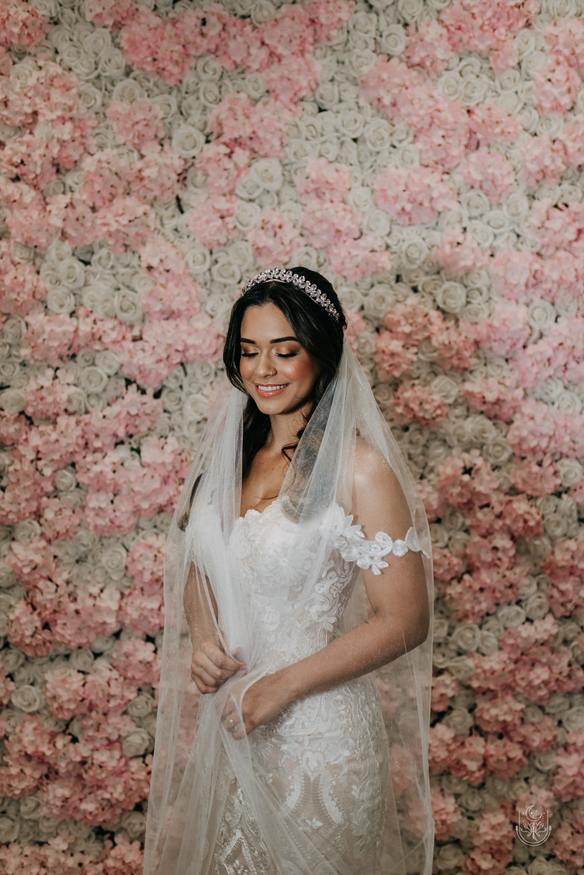 noiva colocando vestido