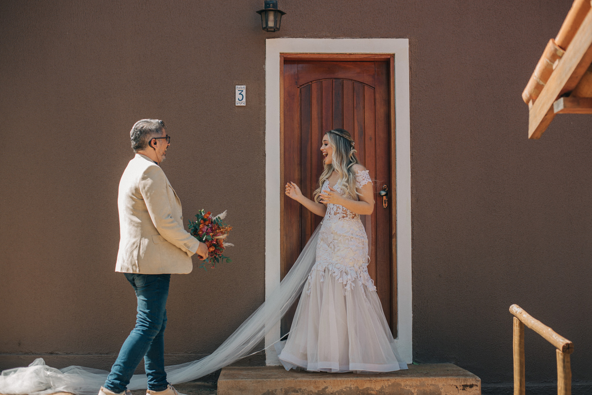 noiva emocionada recebendo o bouquet
