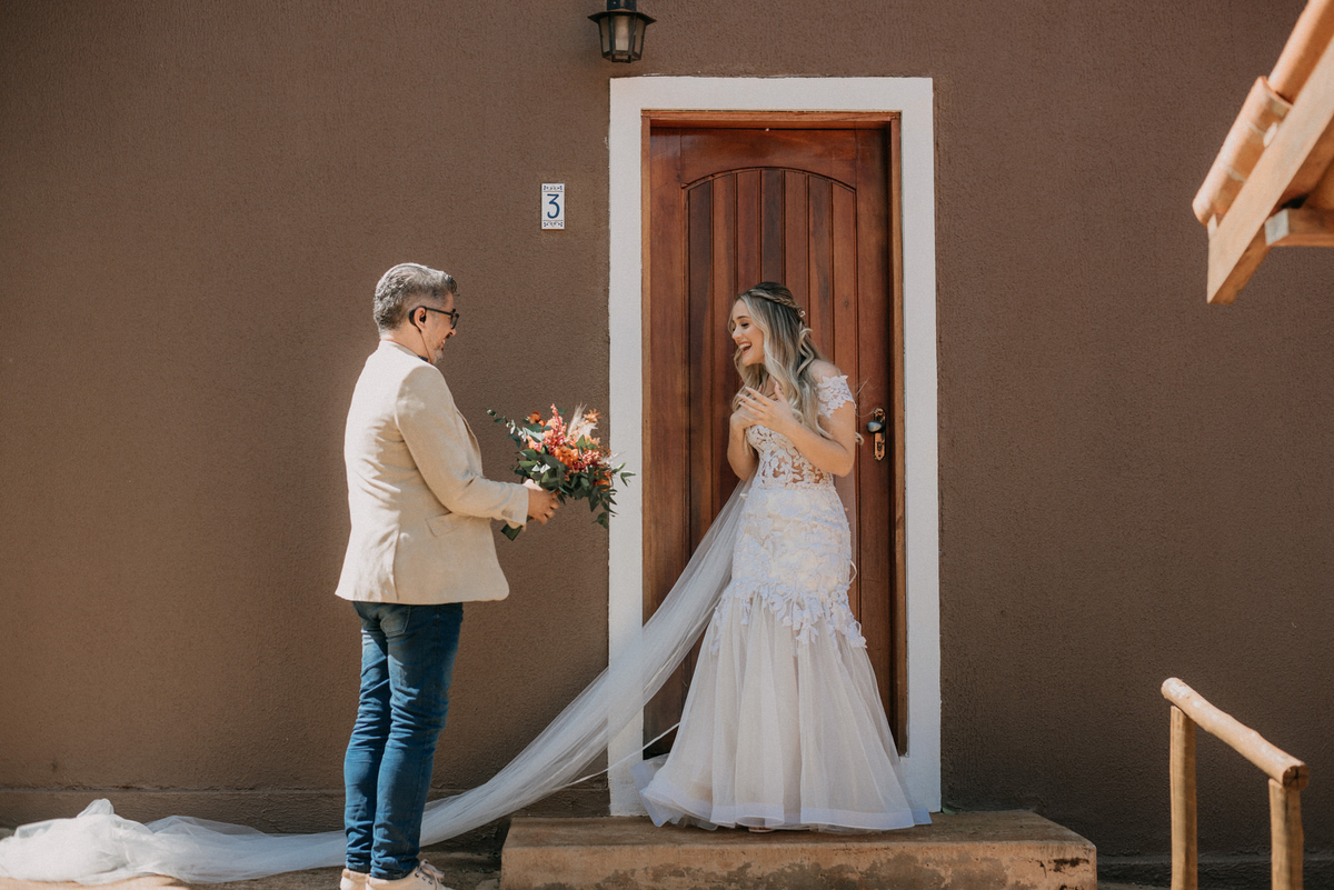 
noiva emocionada recebendo o bouquet
