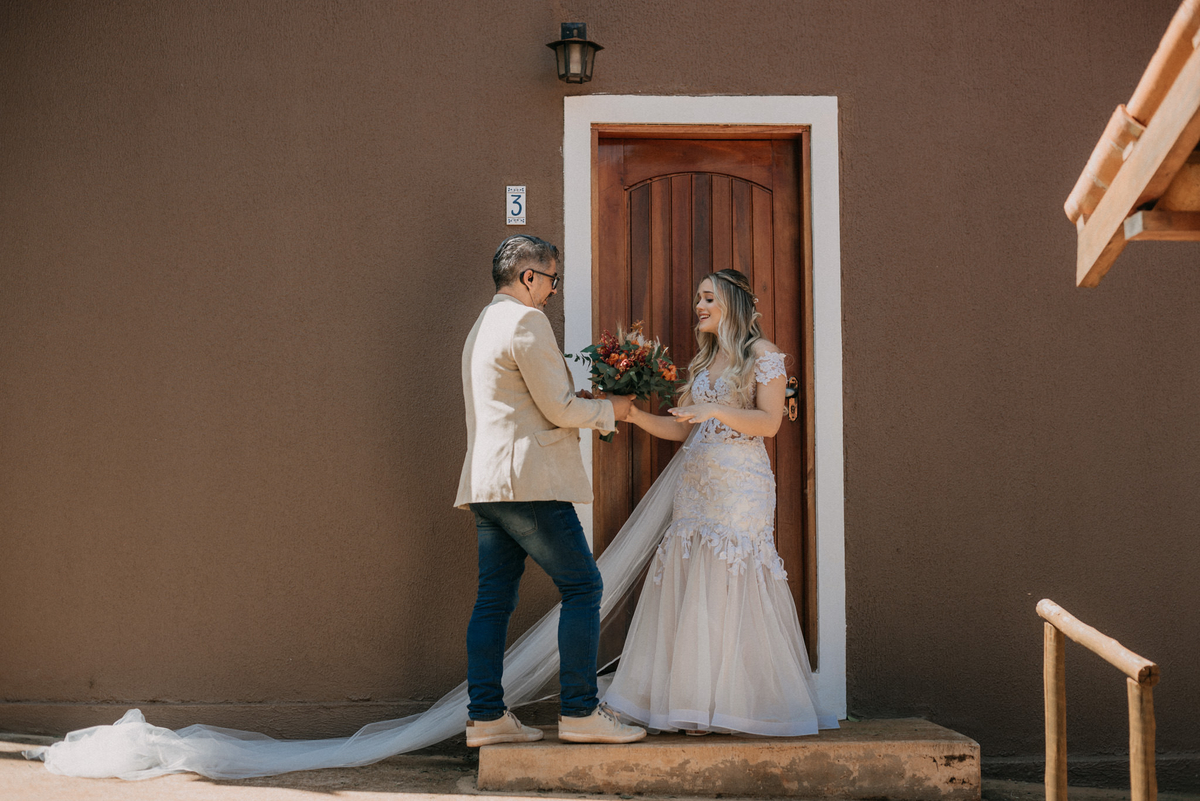 noiva emocionada recebendo o bouquet
