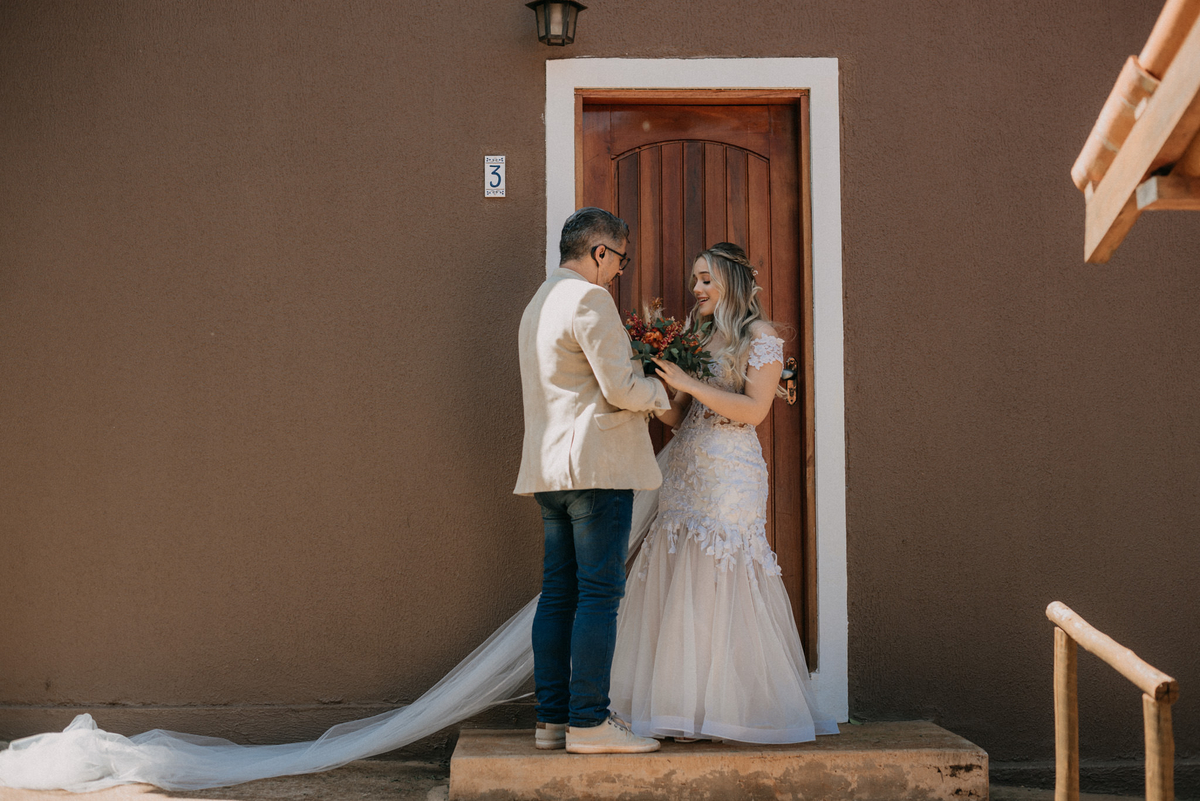 noiva emocionada recebendo o bouquet
