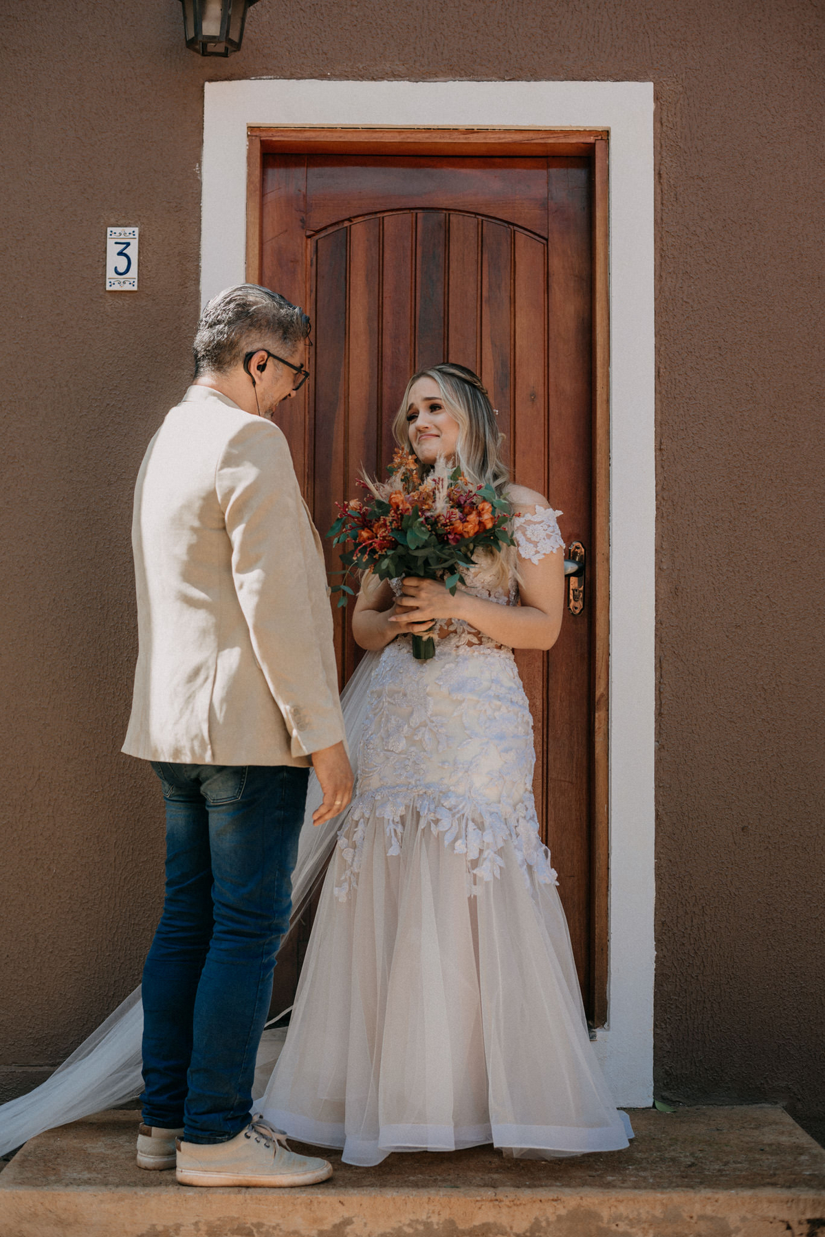 noiva emocionada recebendo o bouqu