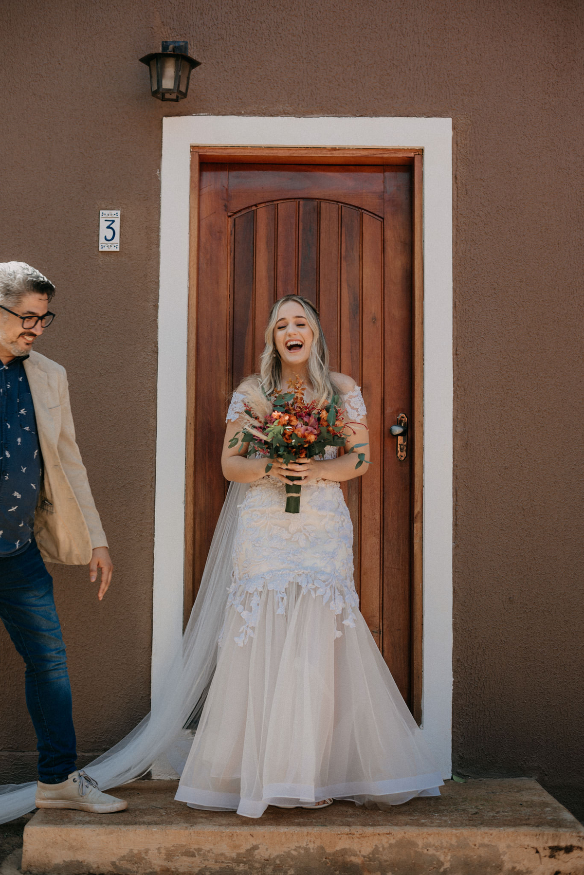 noiva emocionada recebendo o bouquet