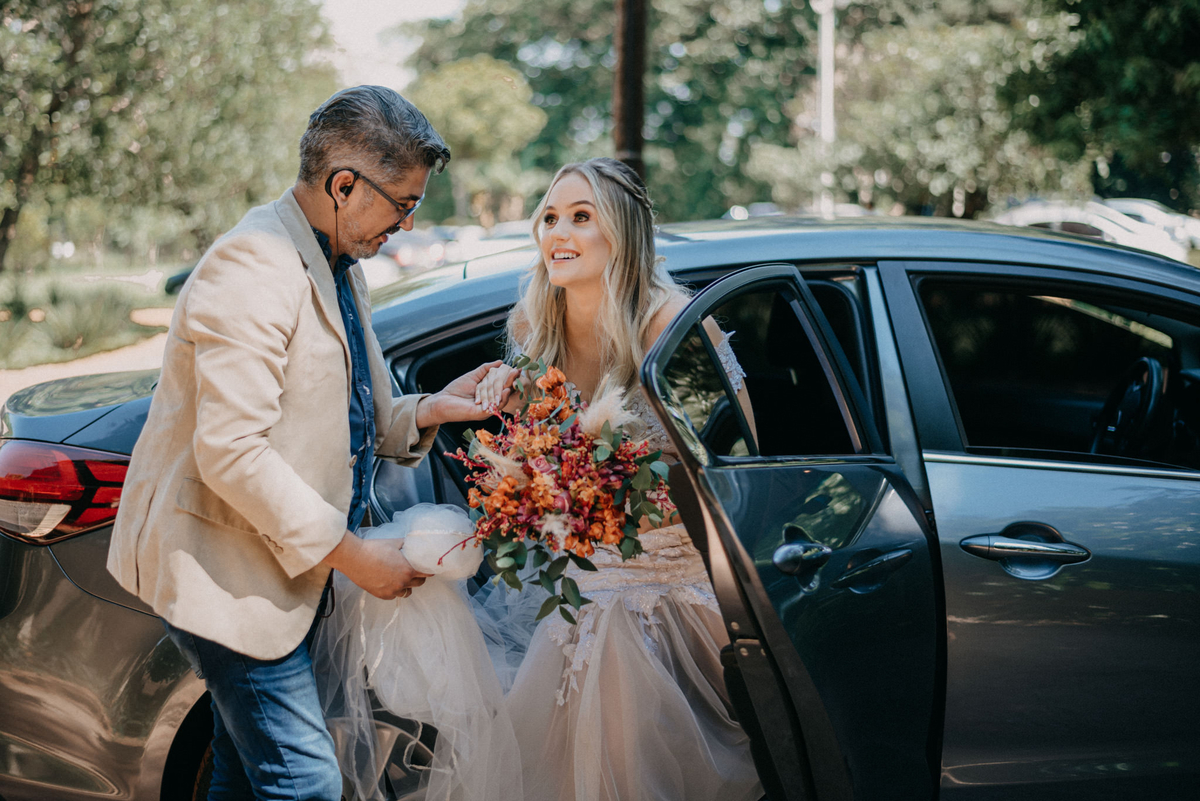 noiva saindo do carro