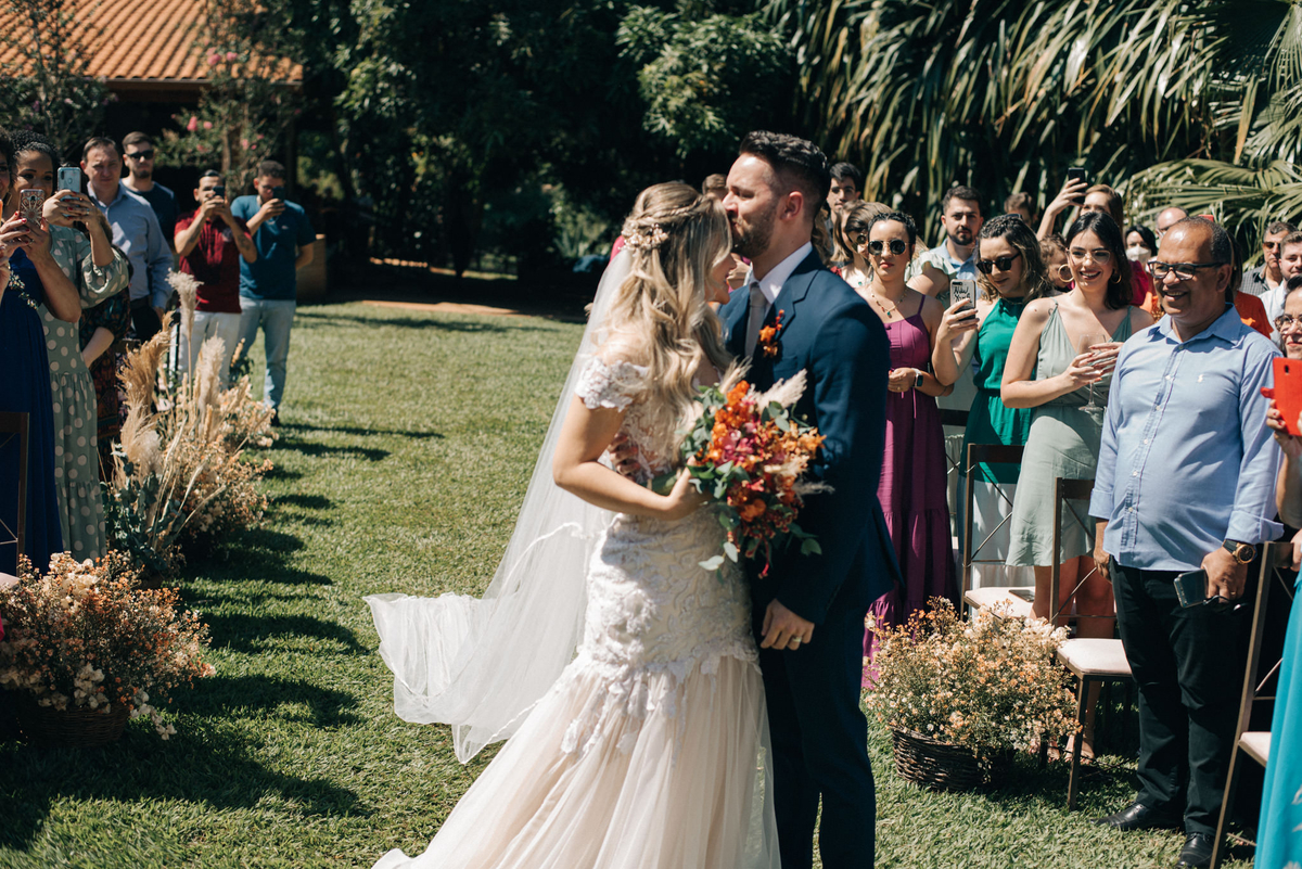 noivo beijando a testa da noiva
