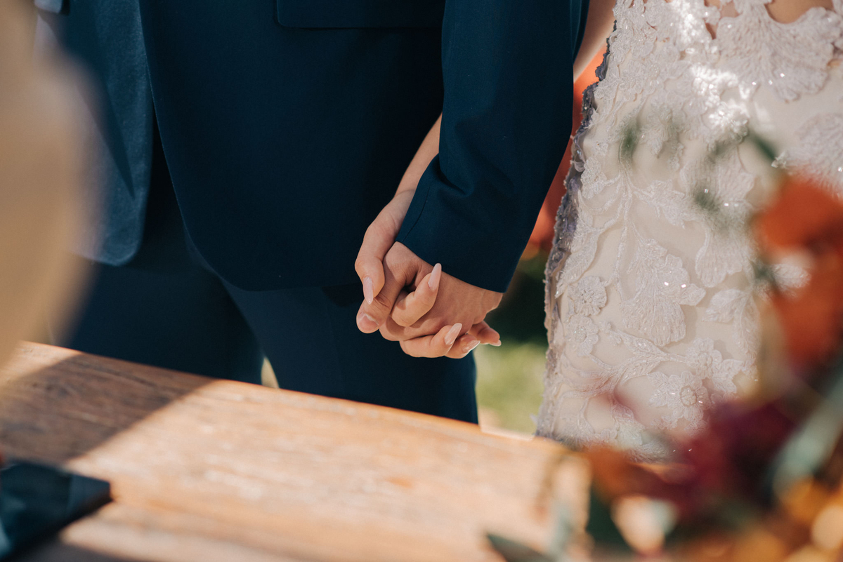 noivos de mãos dadas no altar