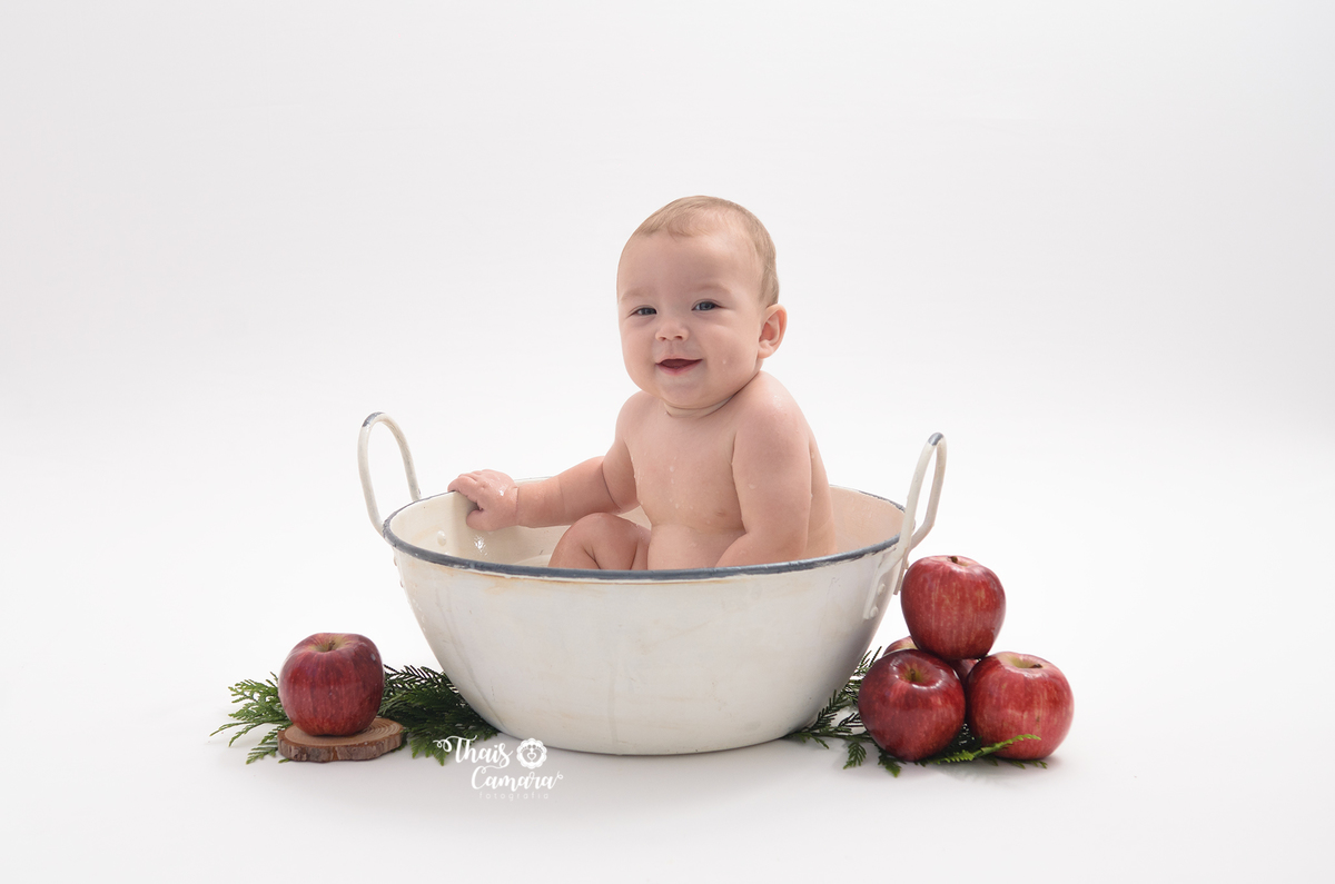 ensaio menino, banho de leite, acompanhamento trimestral, acompanhamento mensal, foto mensal, book mensal, book infantil, ensaio frutinhas menino, ensaio frutinhas, book frutinhas, baby milkbath, banho de leite infantil, estúdio em campo grande rj