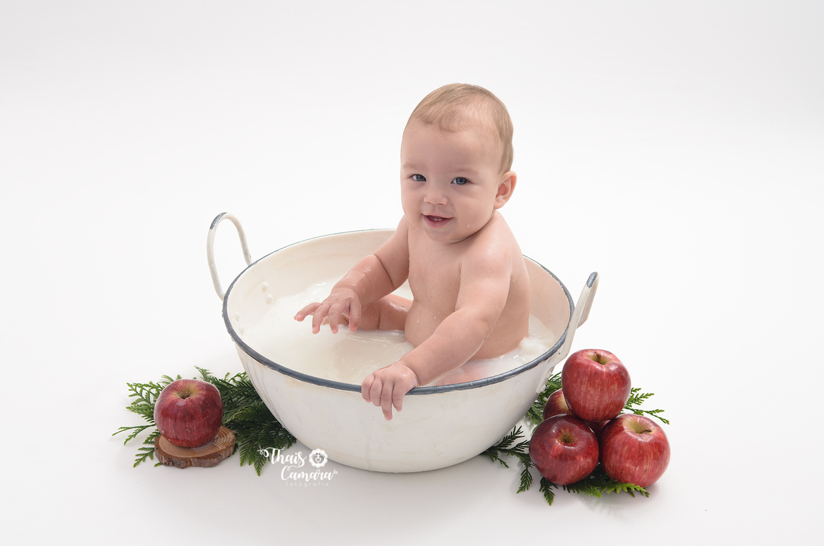 ensaio menino, banho de leite, acompanhamento trimestral, acompanhamento mensal, foto mensal, book mensal, book infantil, ensaio frutinhas menino, ensaio frutinhas, book frutinhas, baby milkbath, banho de leite infantil, estúdio em campo grande rj