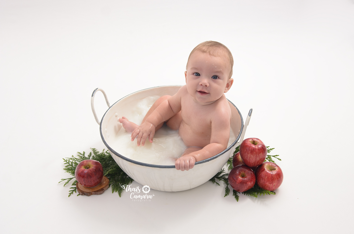 ensaio menino, banho de leite, acompanhamento trimestral, acompanhamento mensal, foto mensal, book mensal, book infantil, ensaio frutinhas menino, ensaio frutinhas, book frutinhas, baby milkbath, banho de leite infantil, estúdio em campo grande rj